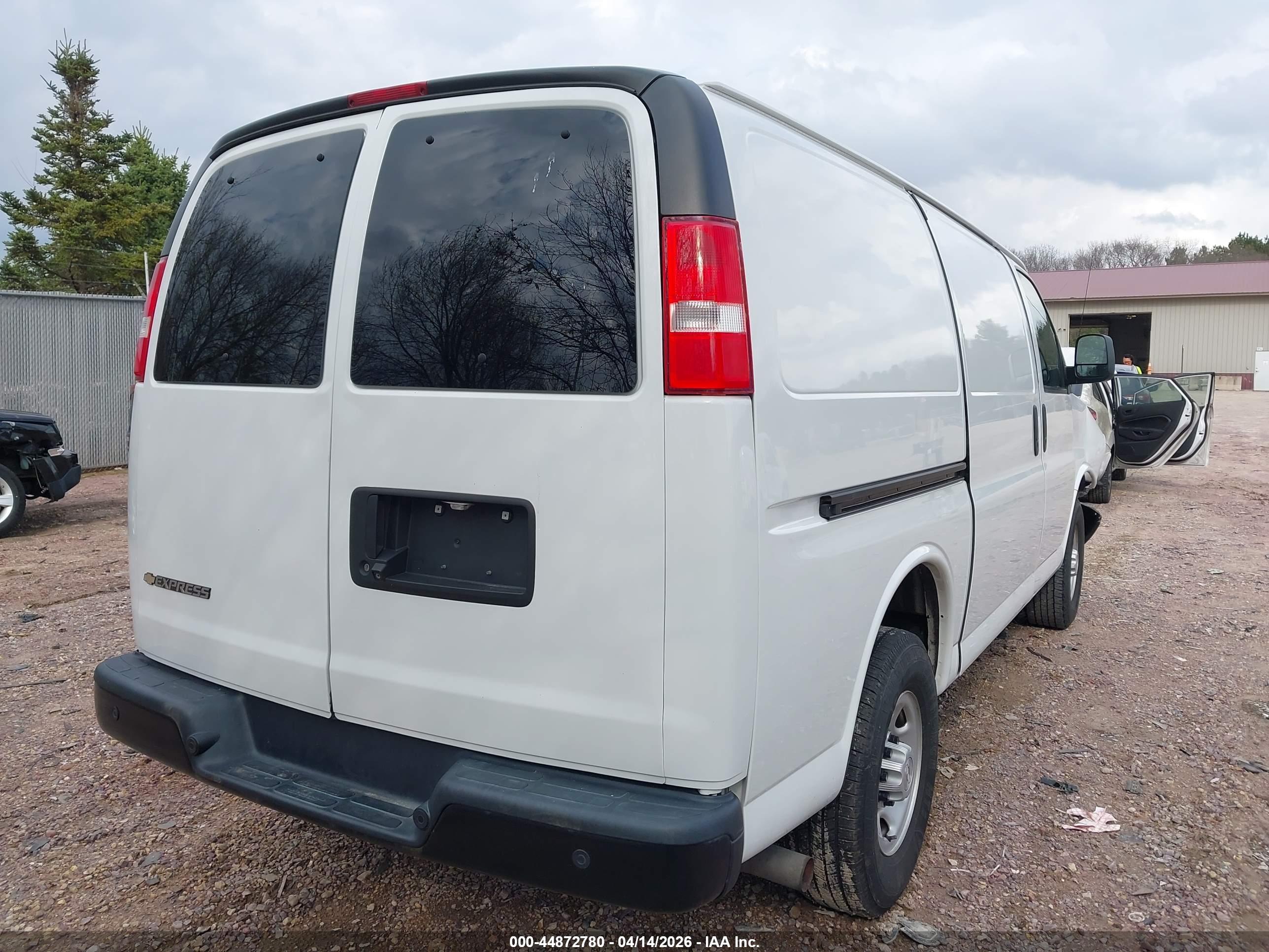 CHEVROLET EXPRESS image 4