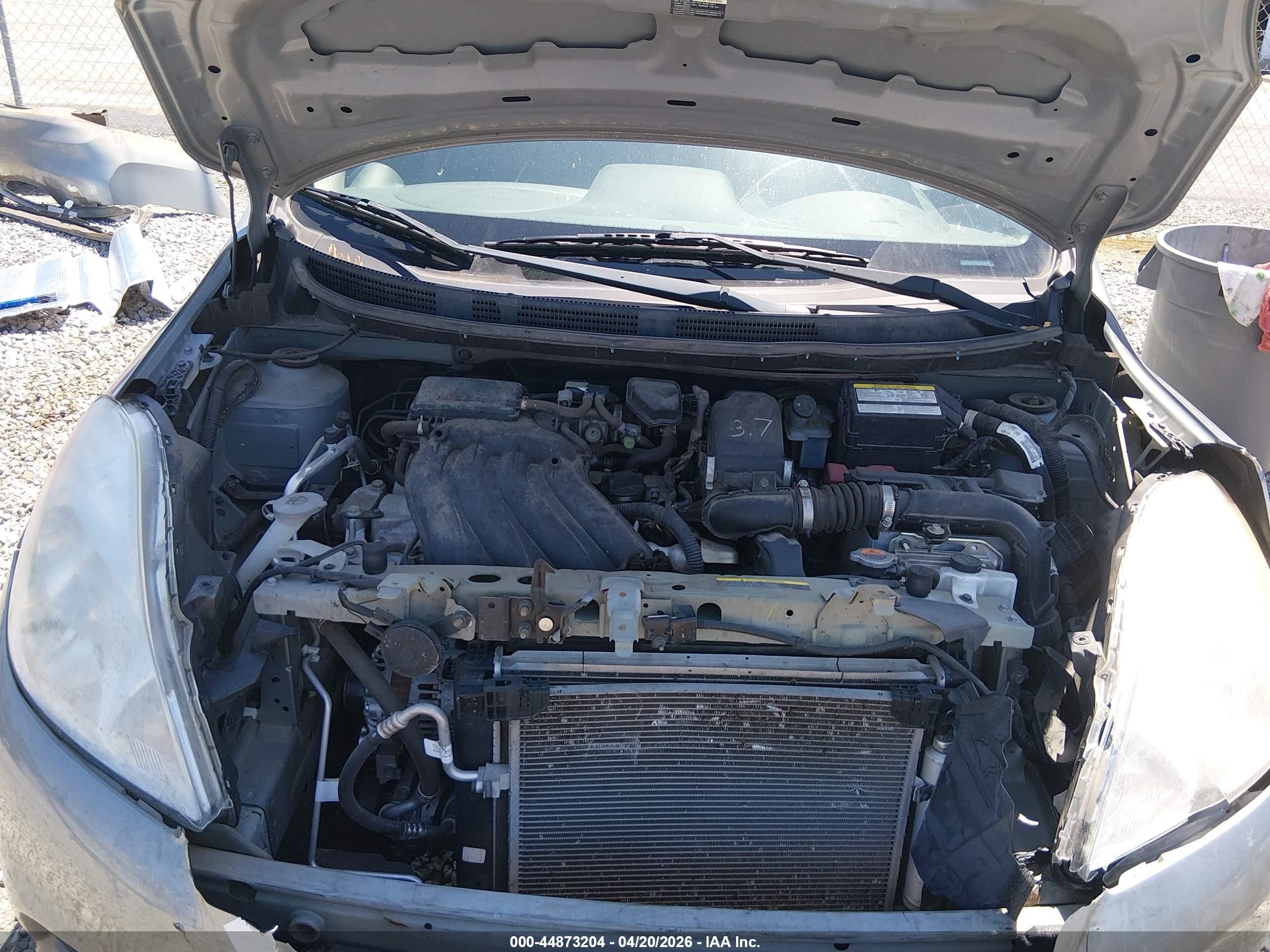 NISSAN VERSA image 10