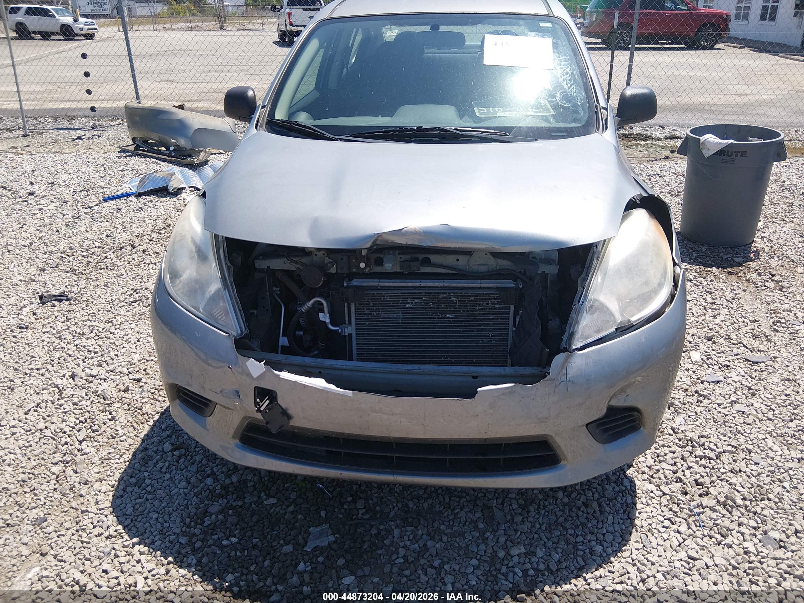 NISSAN VERSA image 6