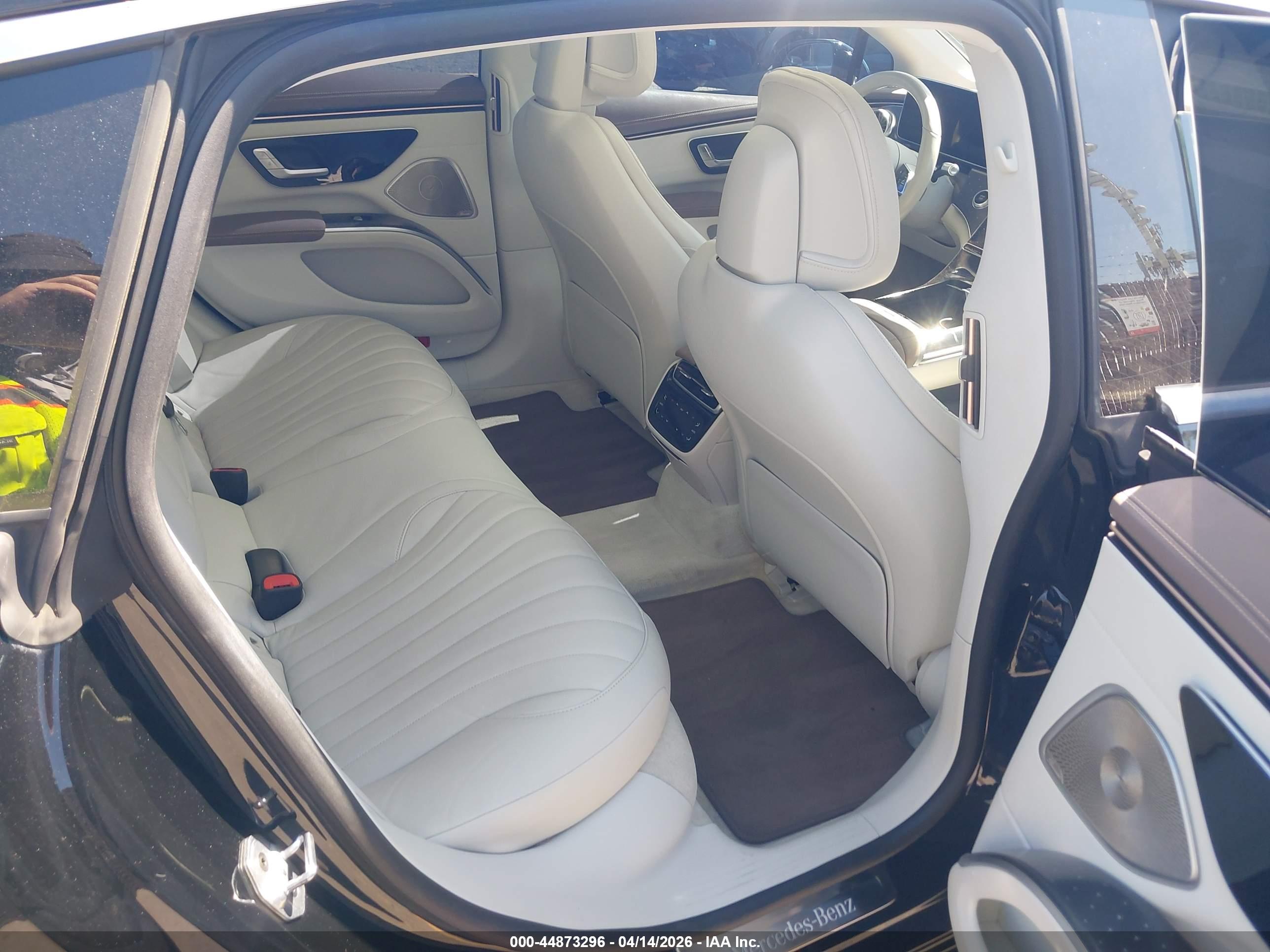 MERCEDES-BENZ EQS image 8