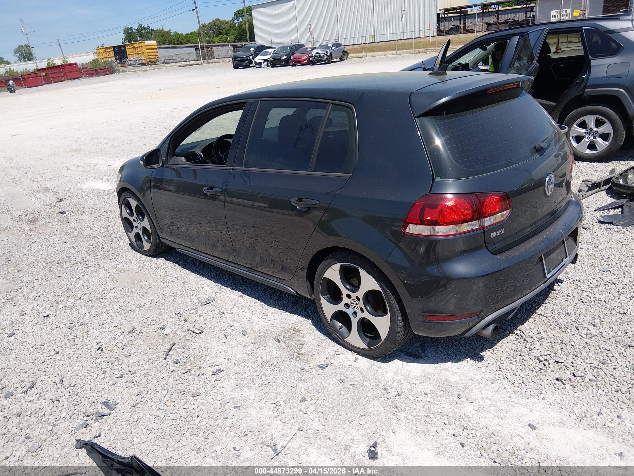 VOLKSWAGEN GTI image 3