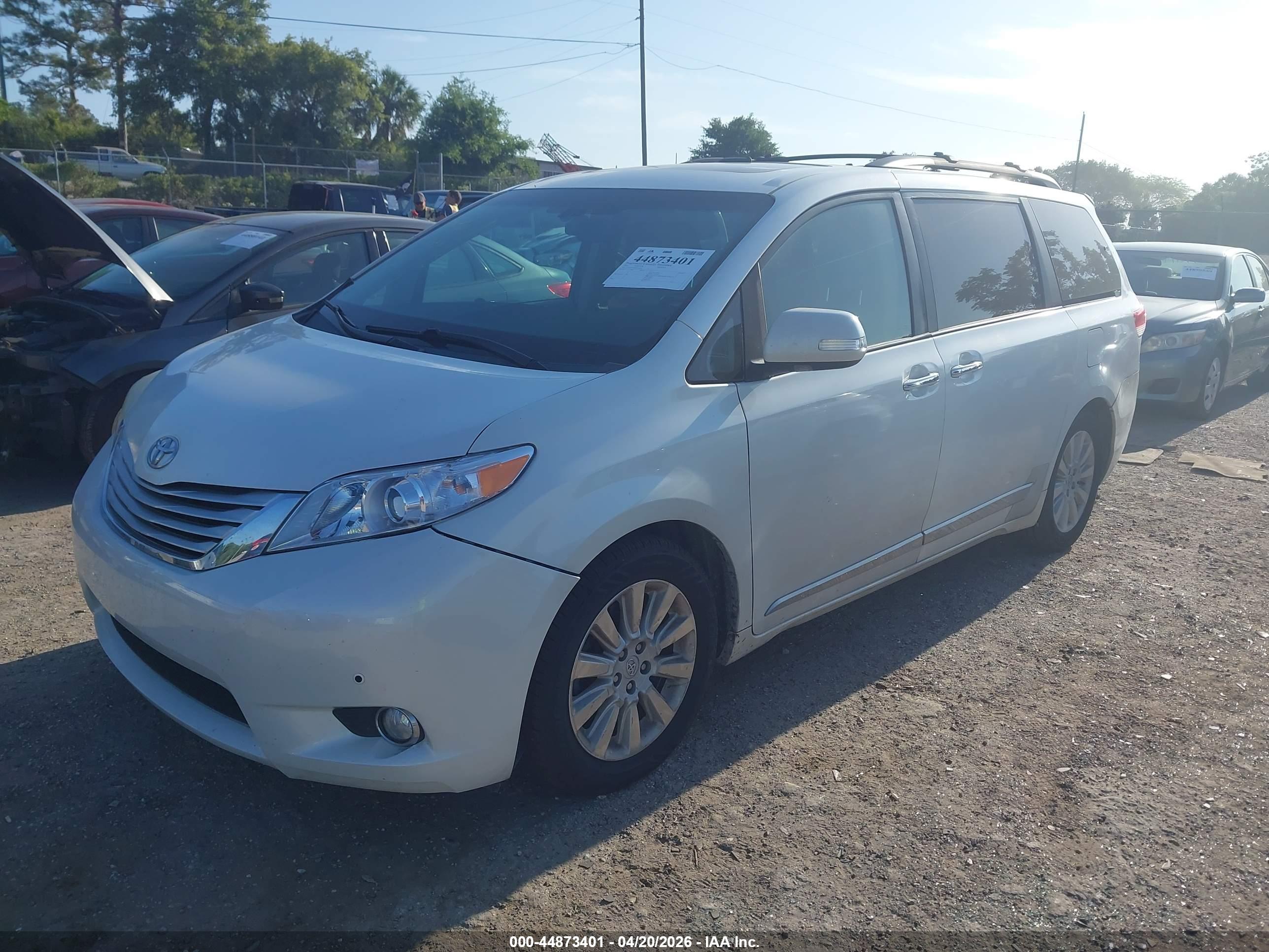 TOYOTA SIENNA image 2