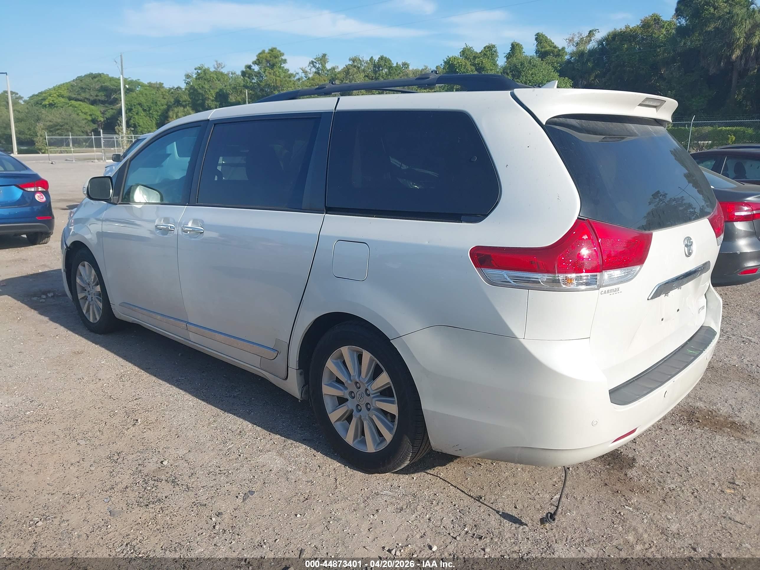 TOYOTA SIENNA image 3