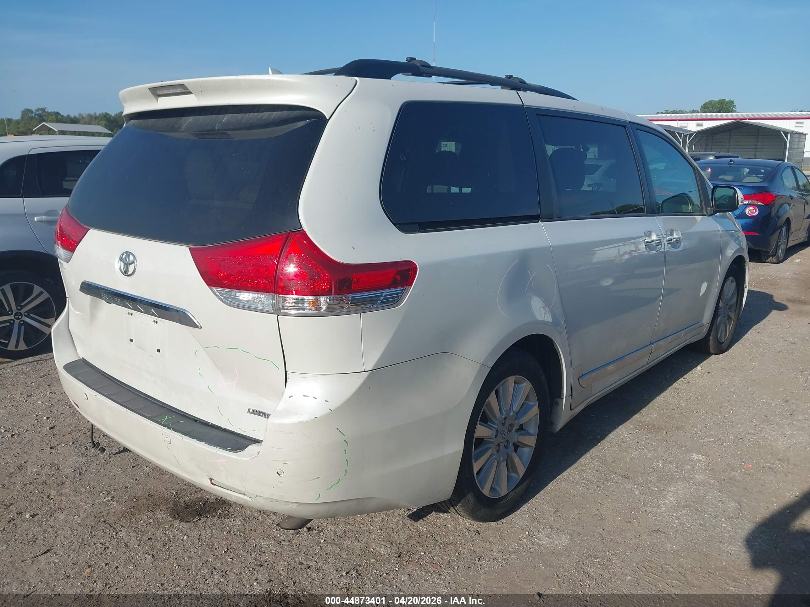 TOYOTA SIENNA image 4