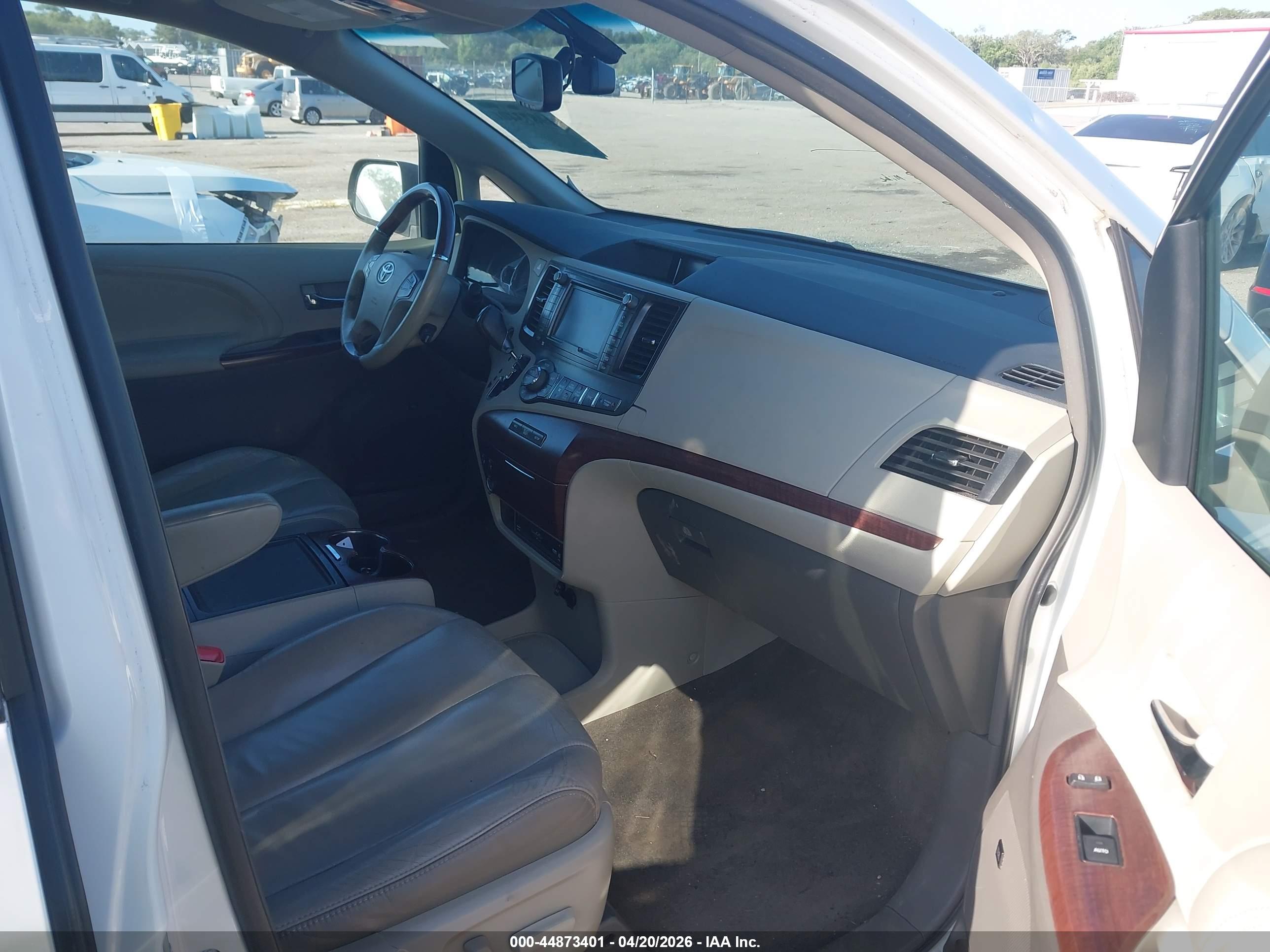TOYOTA SIENNA image 5