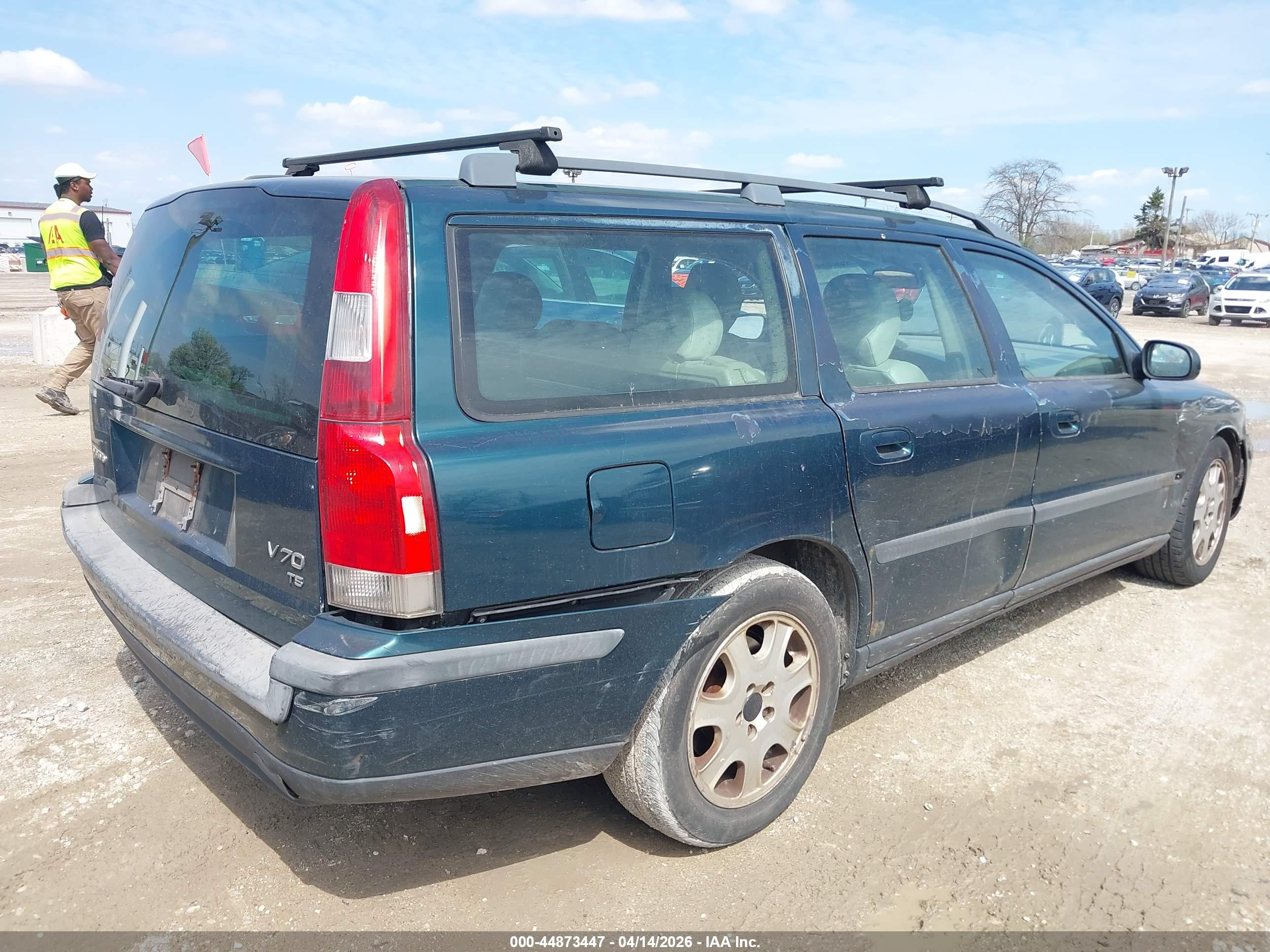 VOLVO V70 image 4