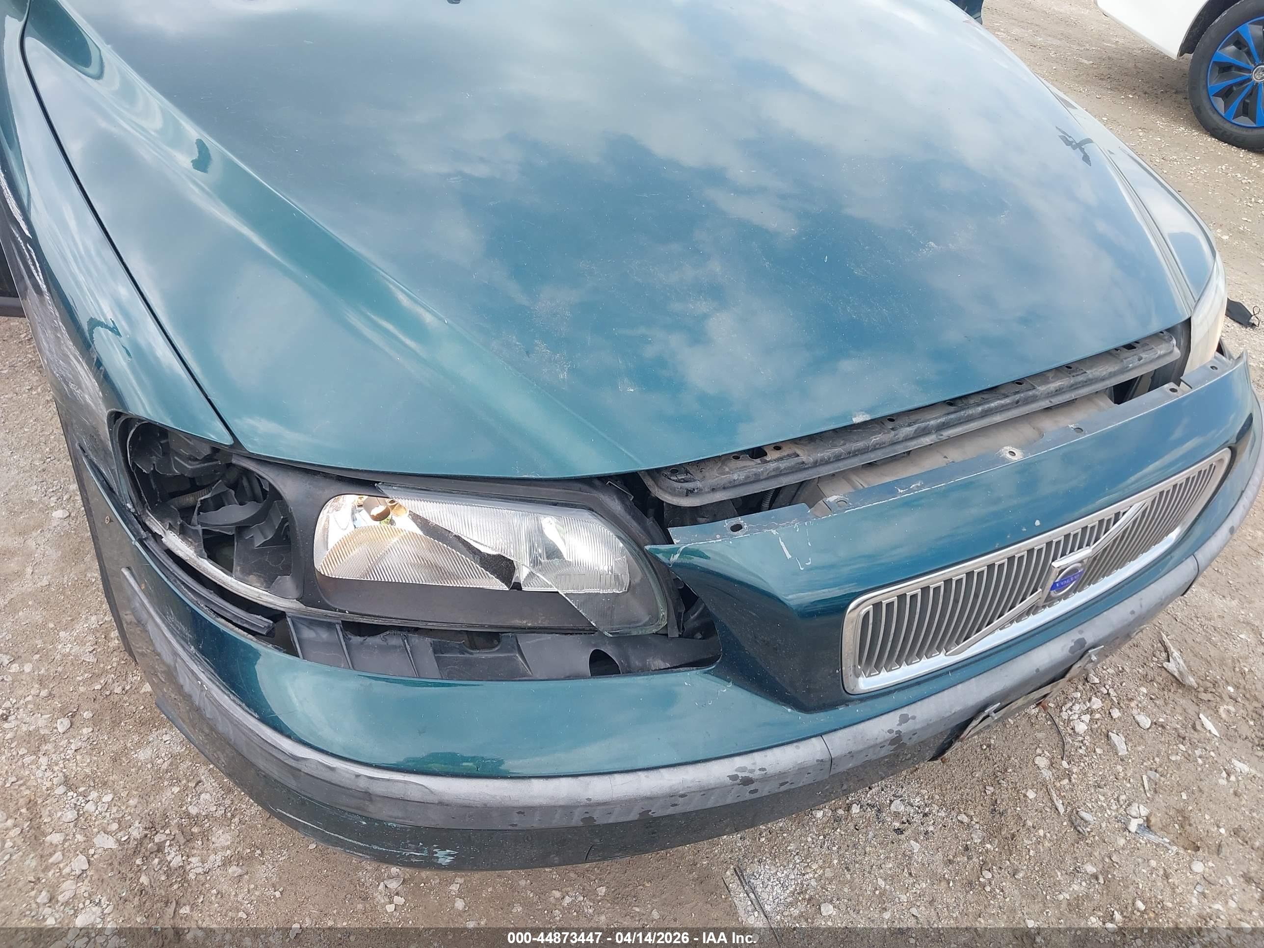 VOLVO V70 image 6