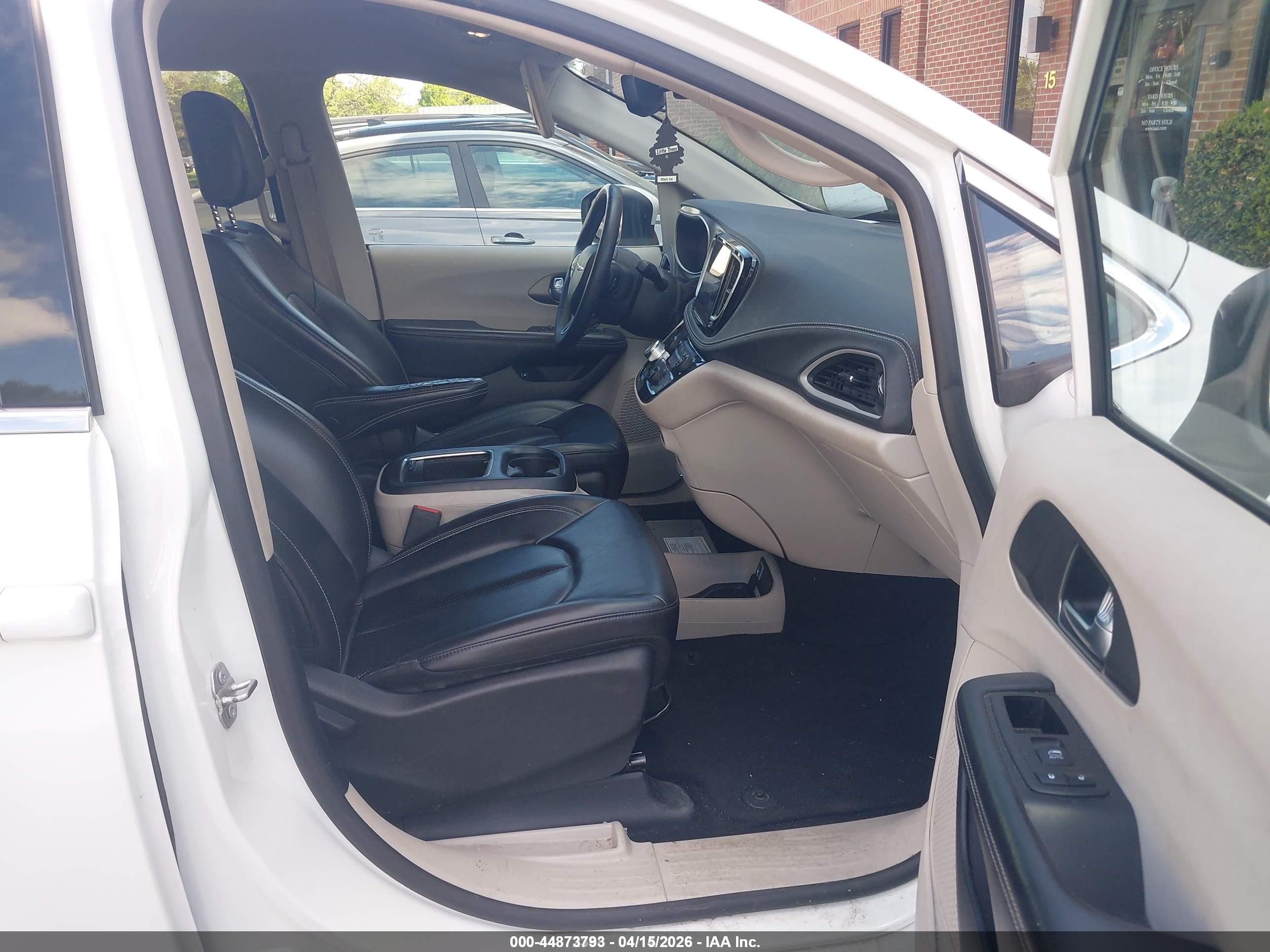 CHRYSLER PACIFICA image 5