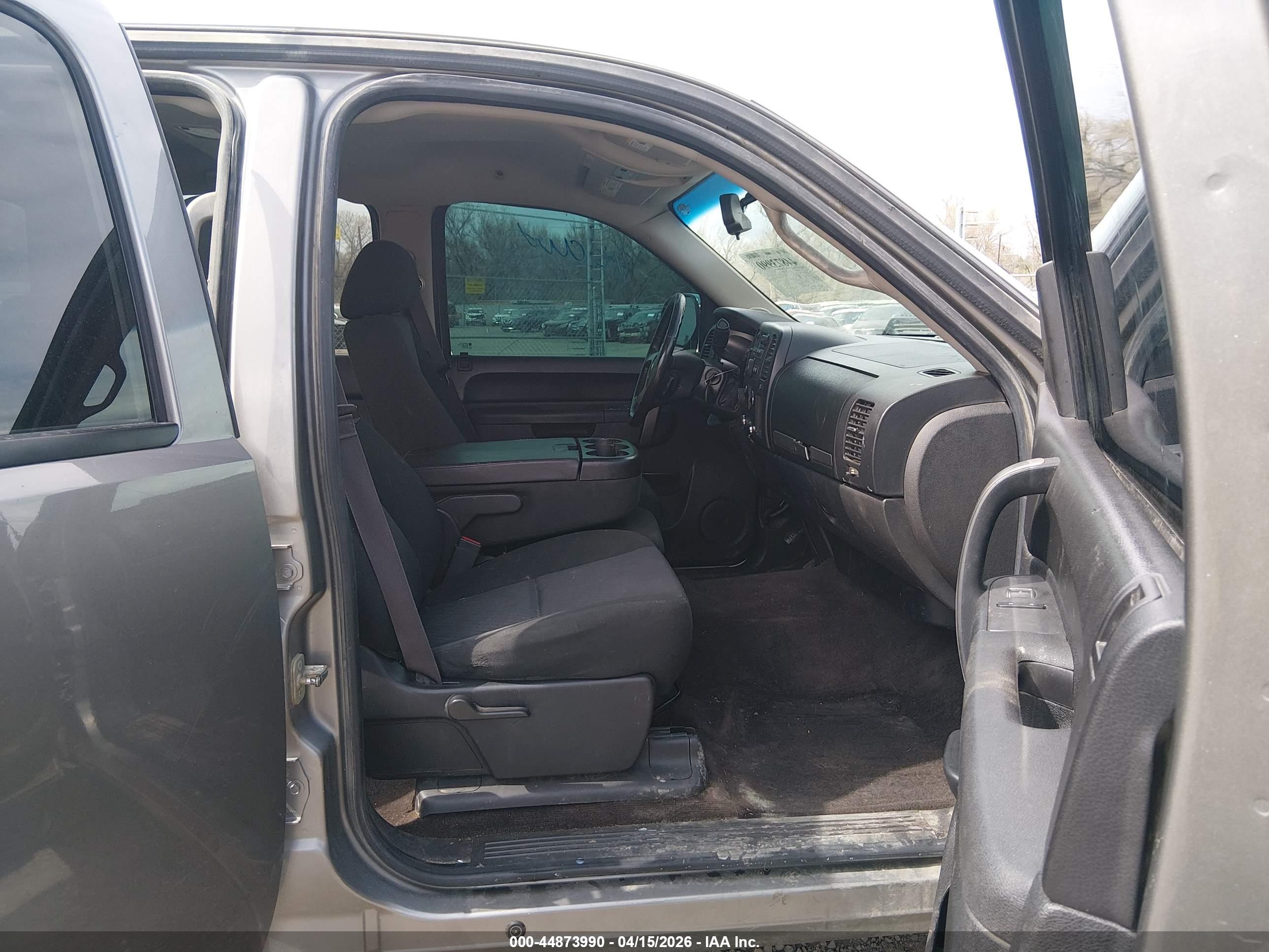 CHEVROLET SILVERADO image 5