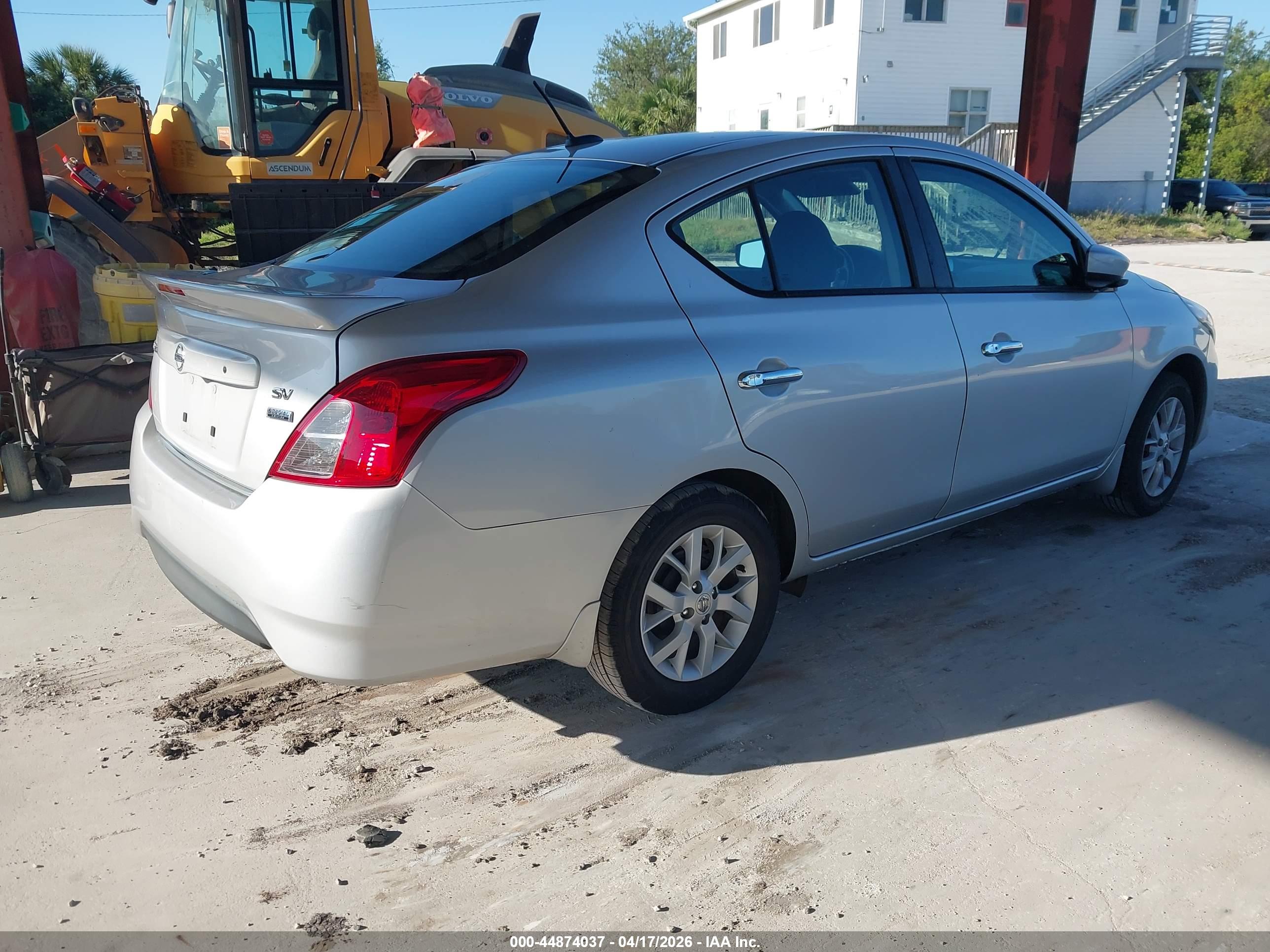 NISSAN VERSA image 4