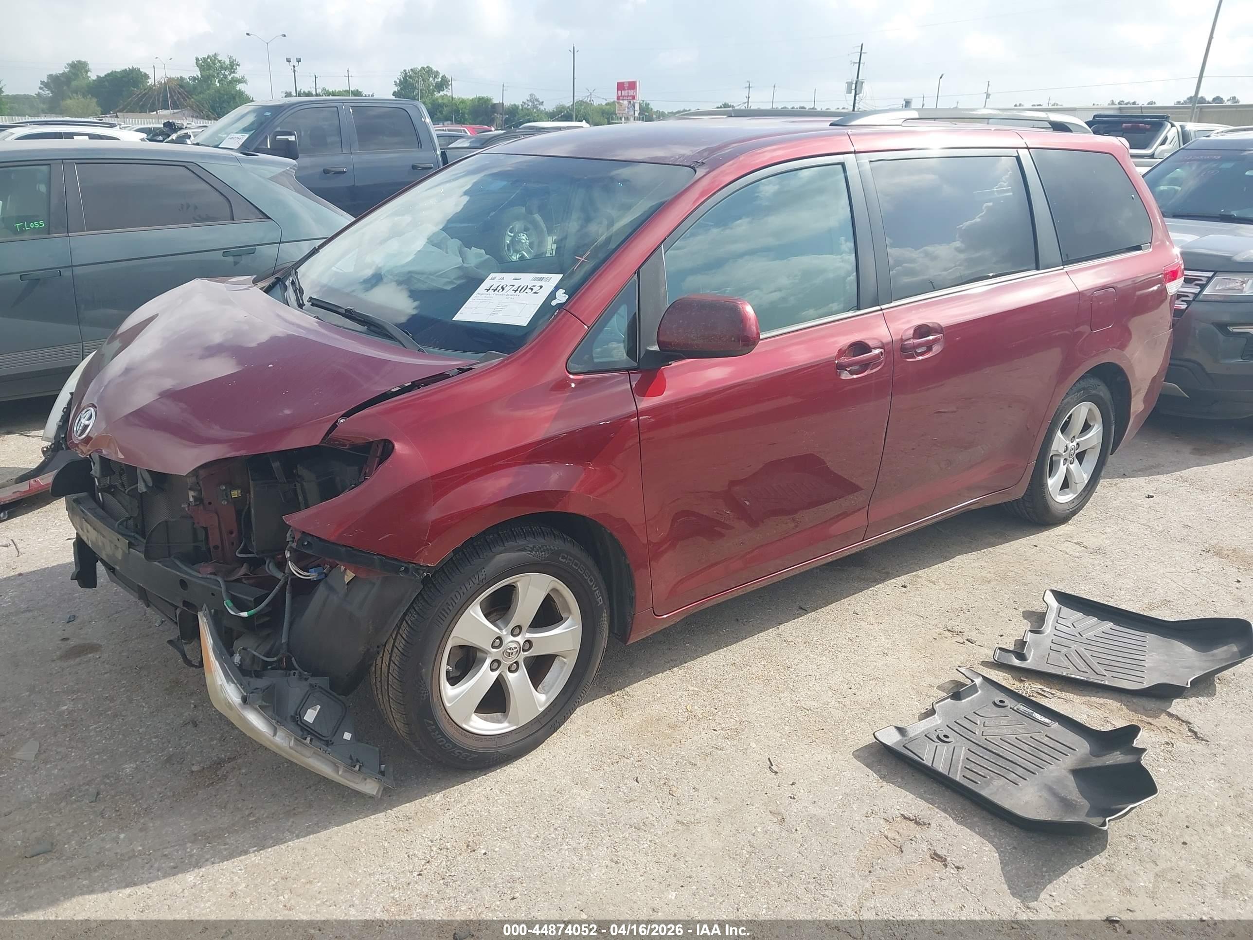 TOYOTA SIENNA image 2