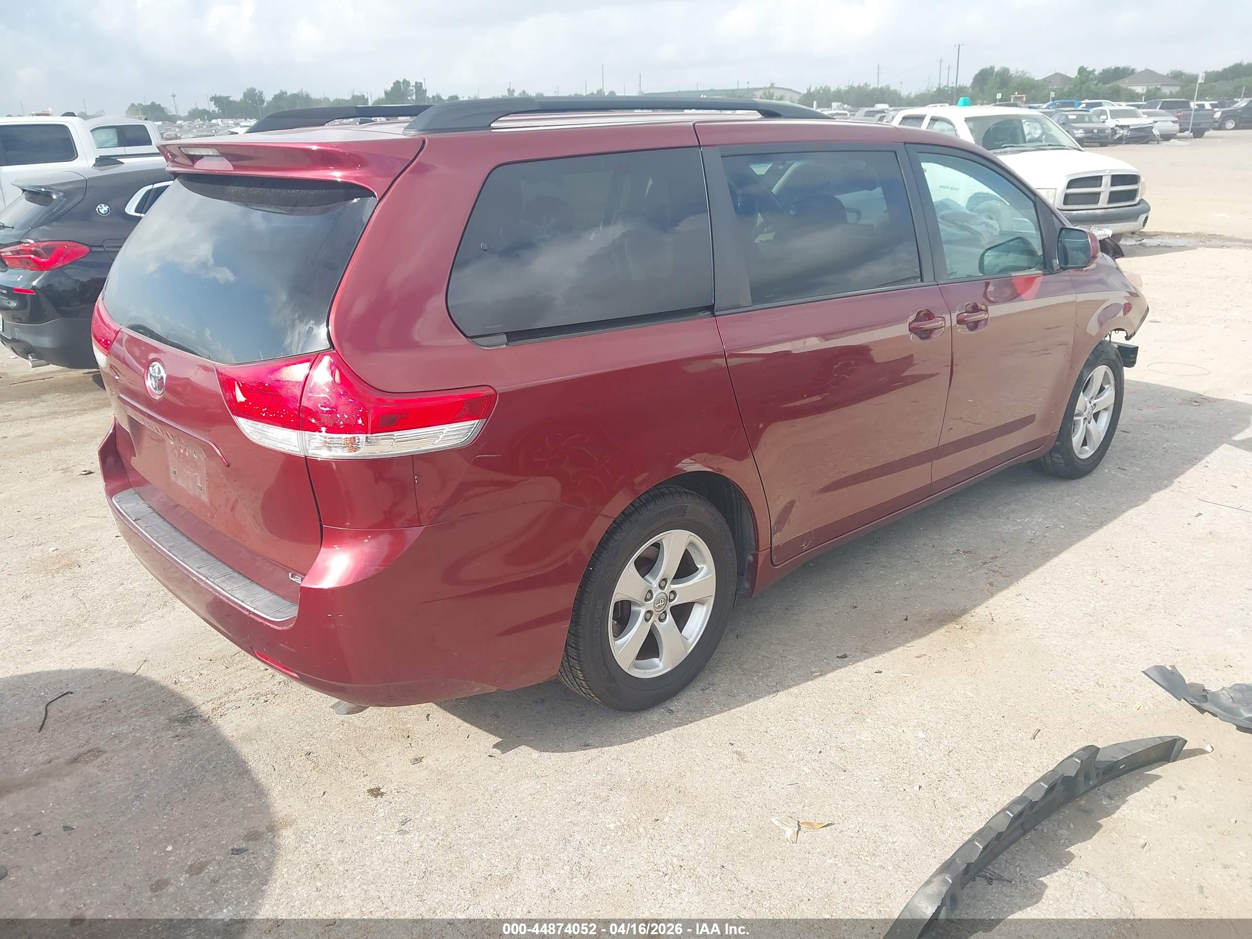TOYOTA SIENNA image 4