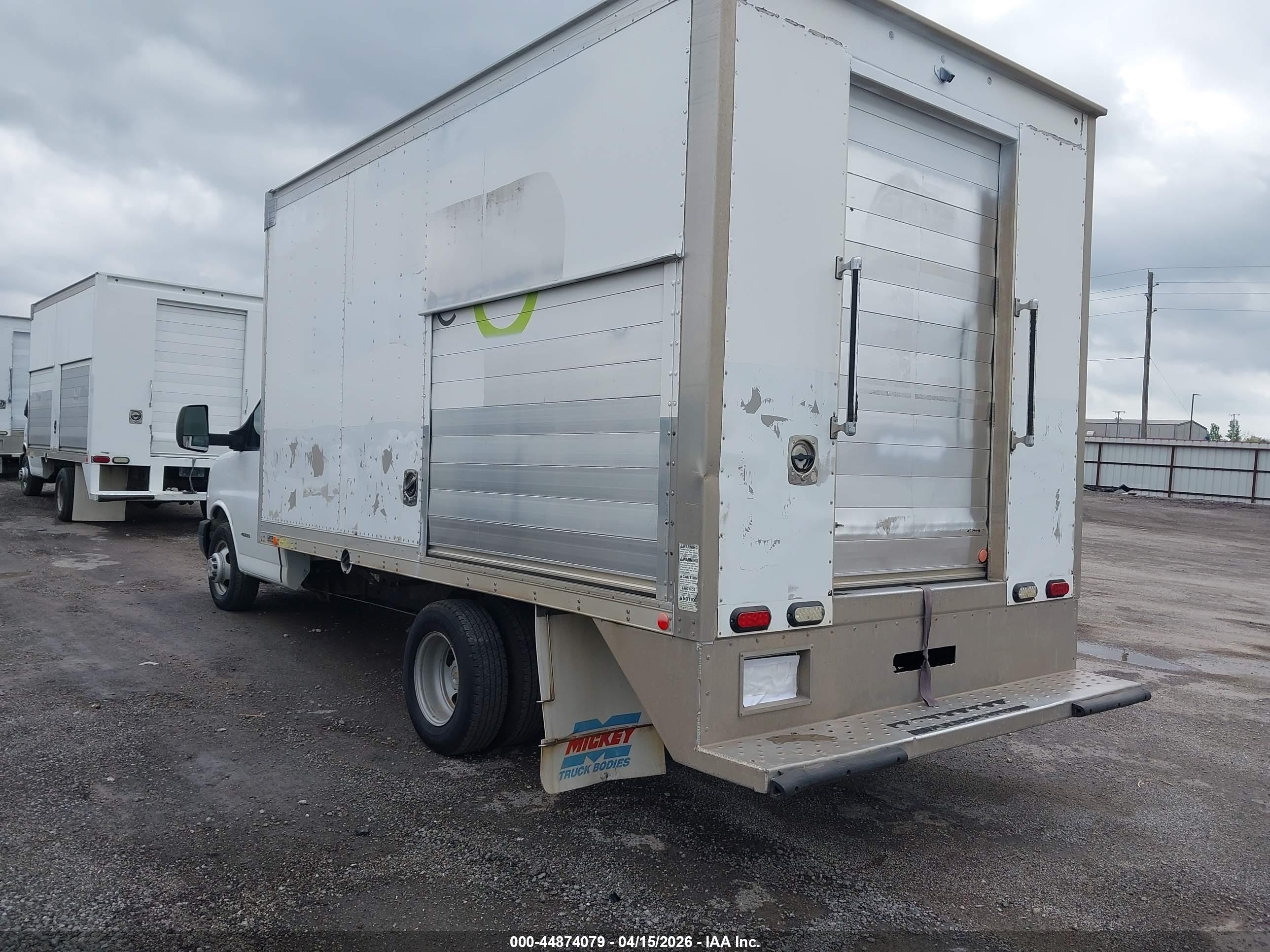CHEVROLET EXPRESS image 3