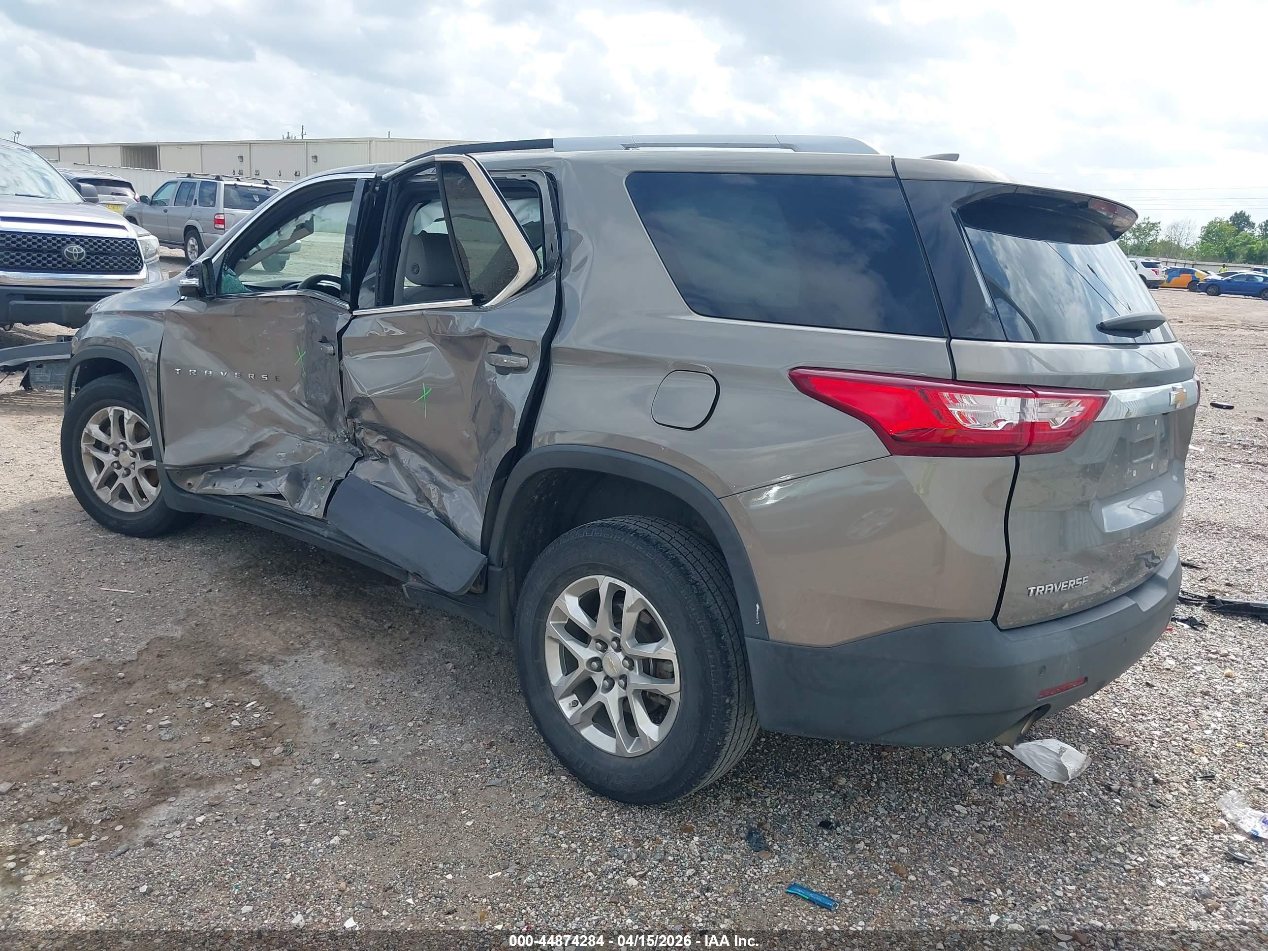 CHEVROLET TRAVERSE image 3