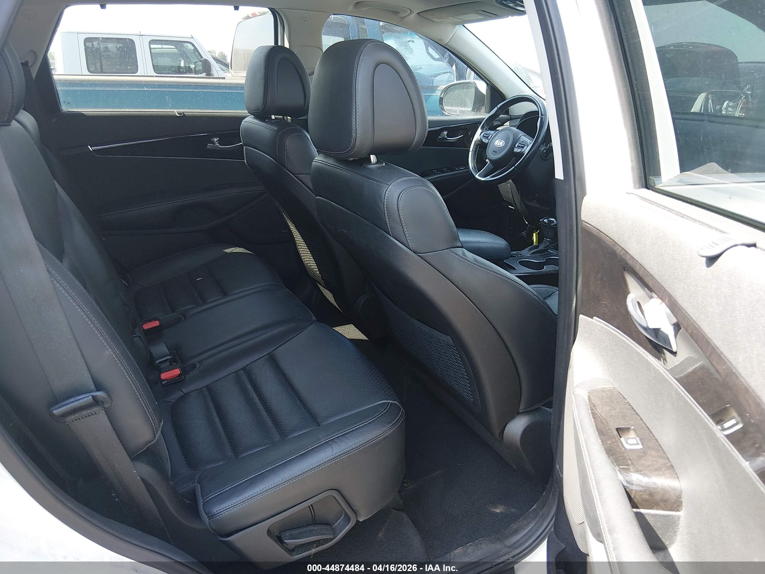 KIA SORENTO image 8