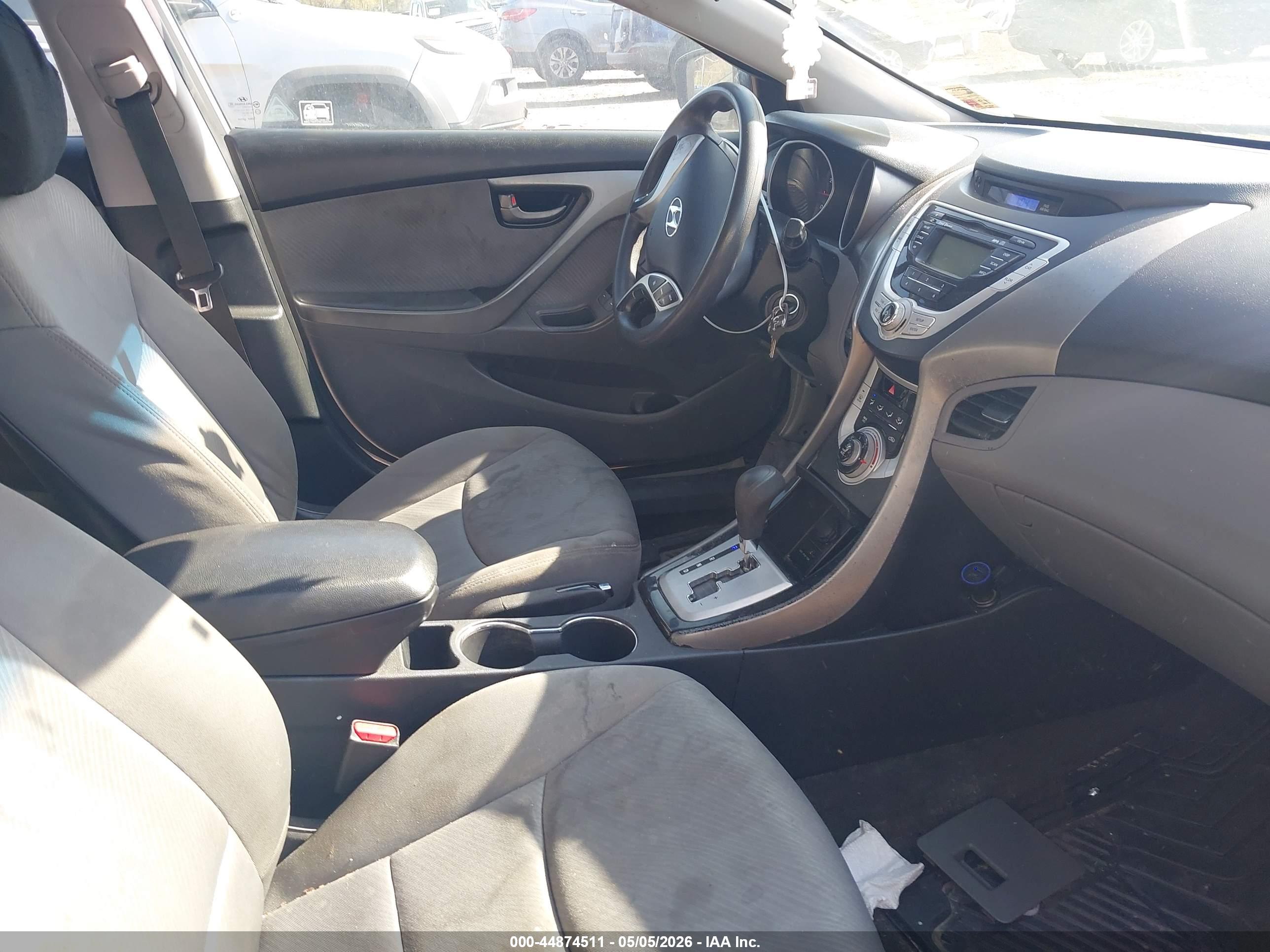 HYUNDAI ELANTRA image 5