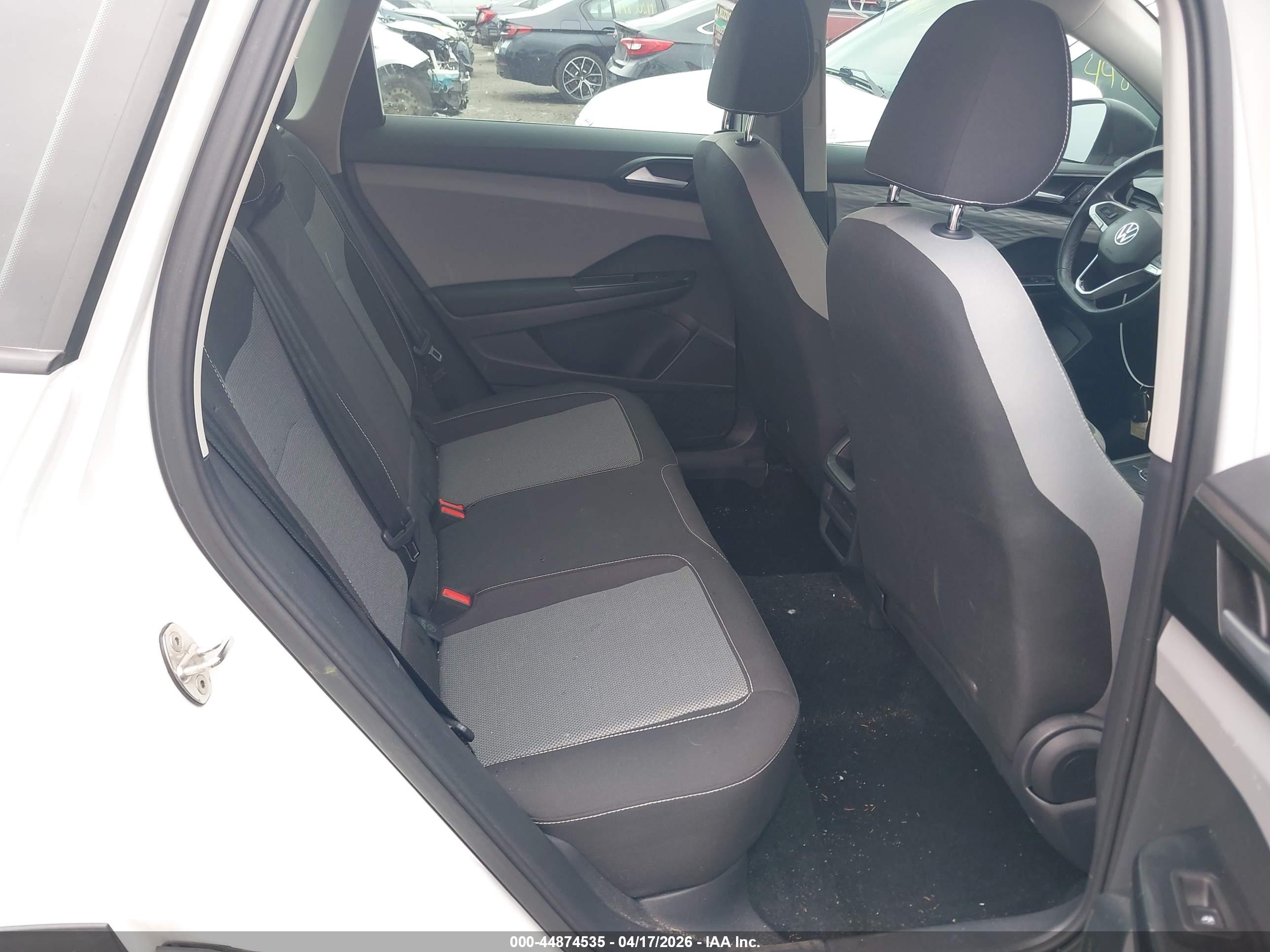 VOLKSWAGEN TAOS image 8