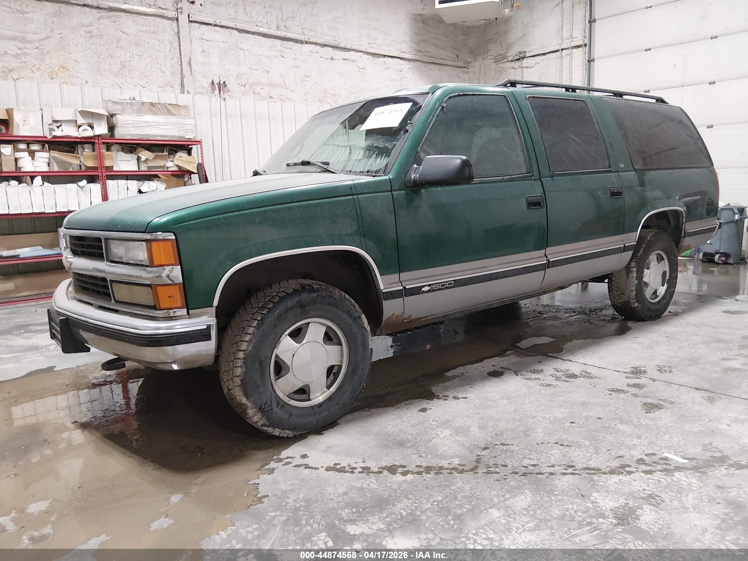 CHEVROLET SUBURBAN image 2