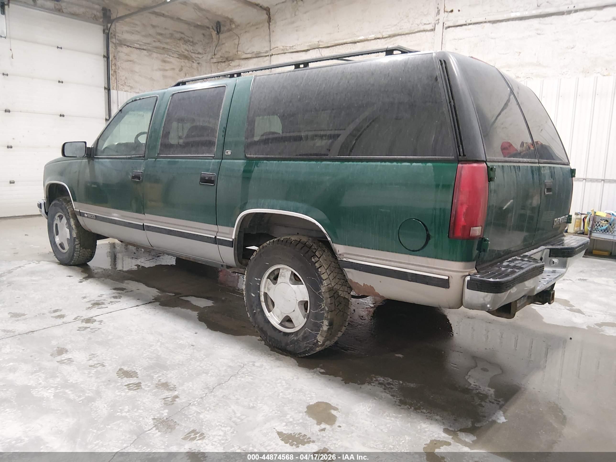 CHEVROLET SUBURBAN image 3