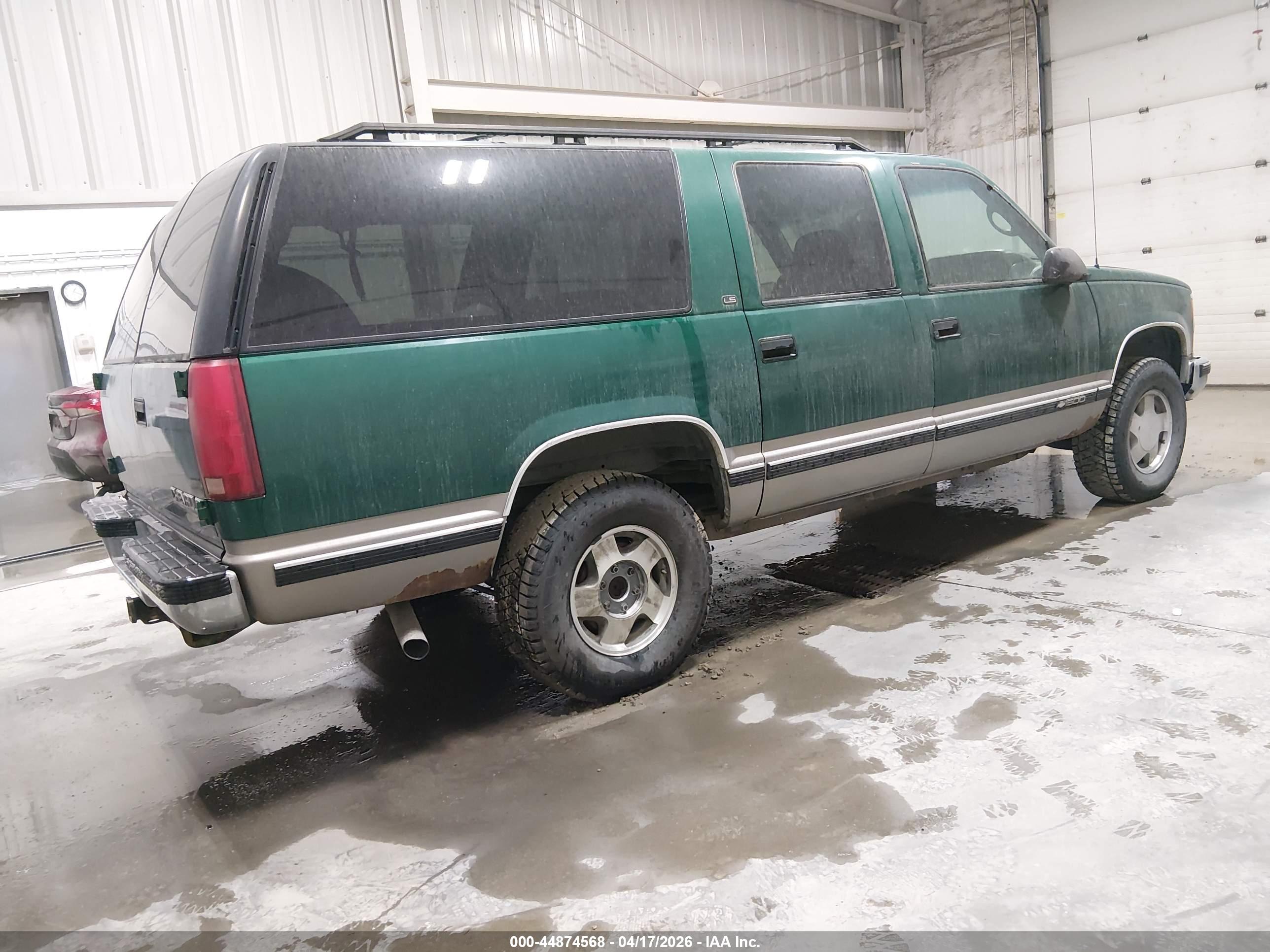 CHEVROLET SUBURBAN image 4