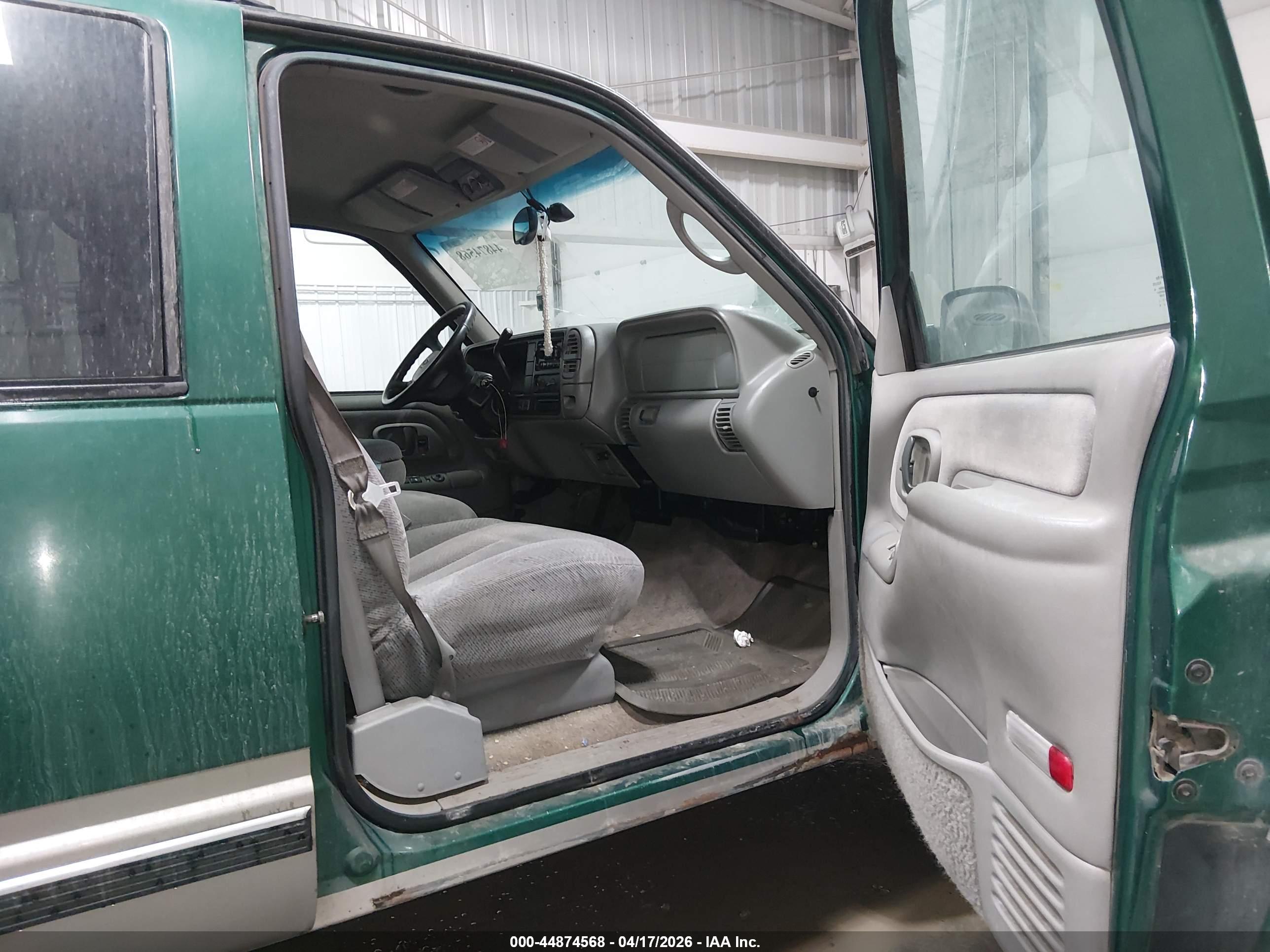 CHEVROLET SUBURBAN image 5