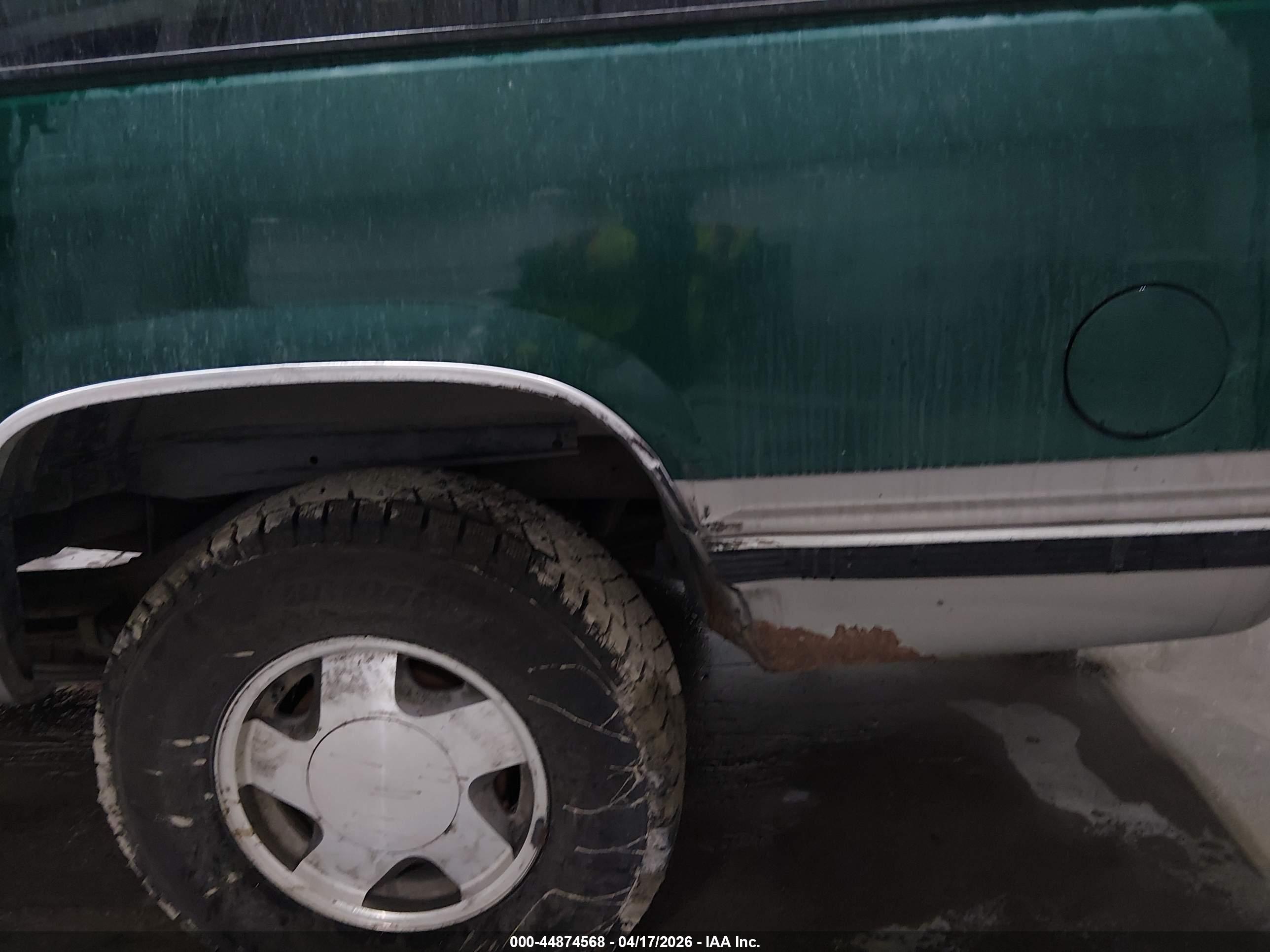 CHEVROLET SUBURBAN image 6