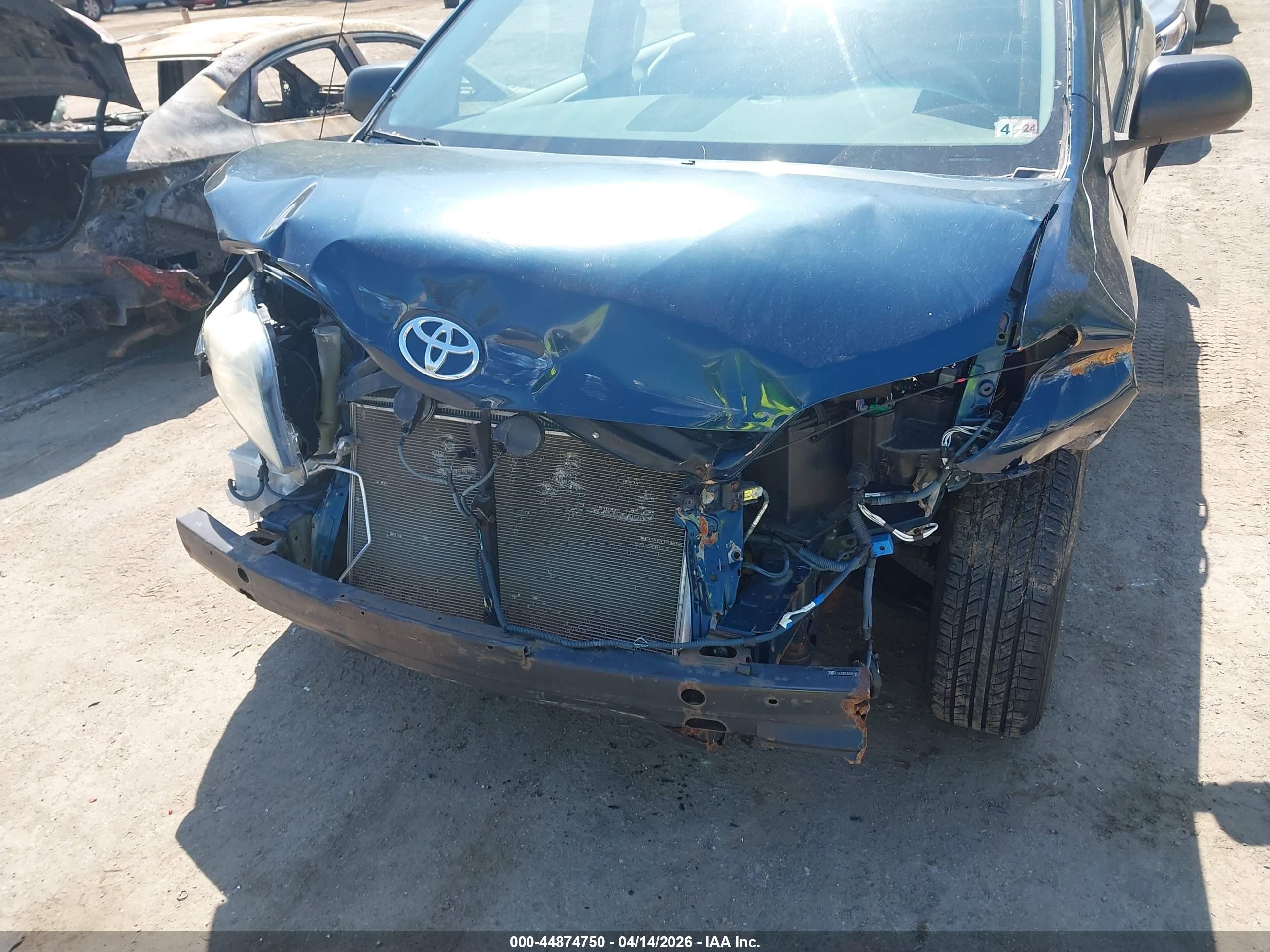TOYOTA SIENNA image 6