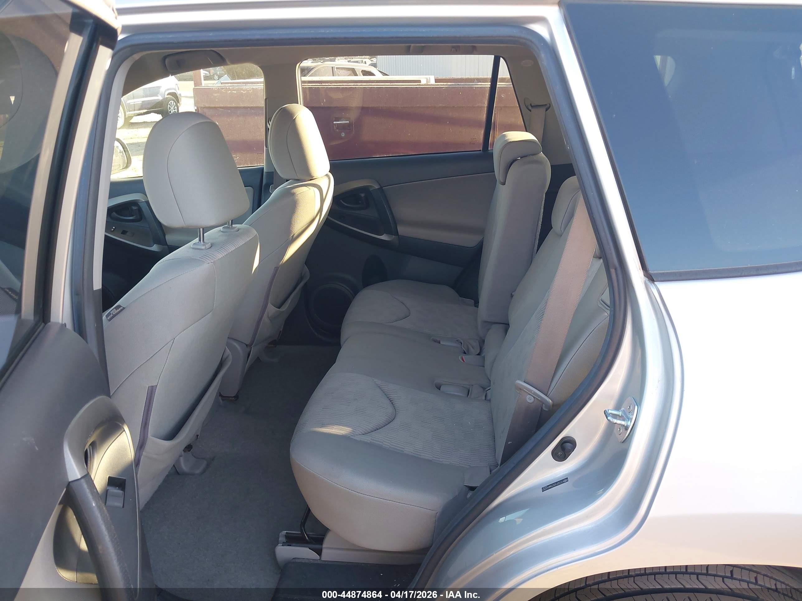 TOYOTA RAV4 image 8