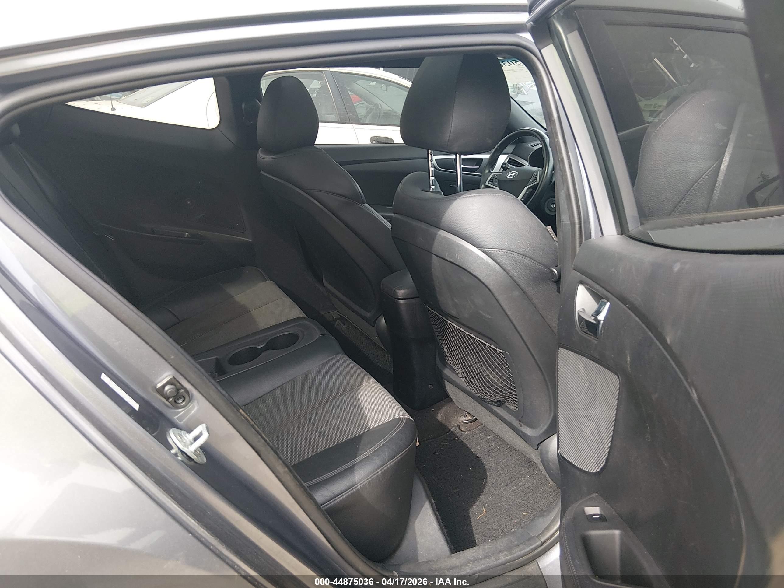 HYUNDAI VELOSTER image 8
