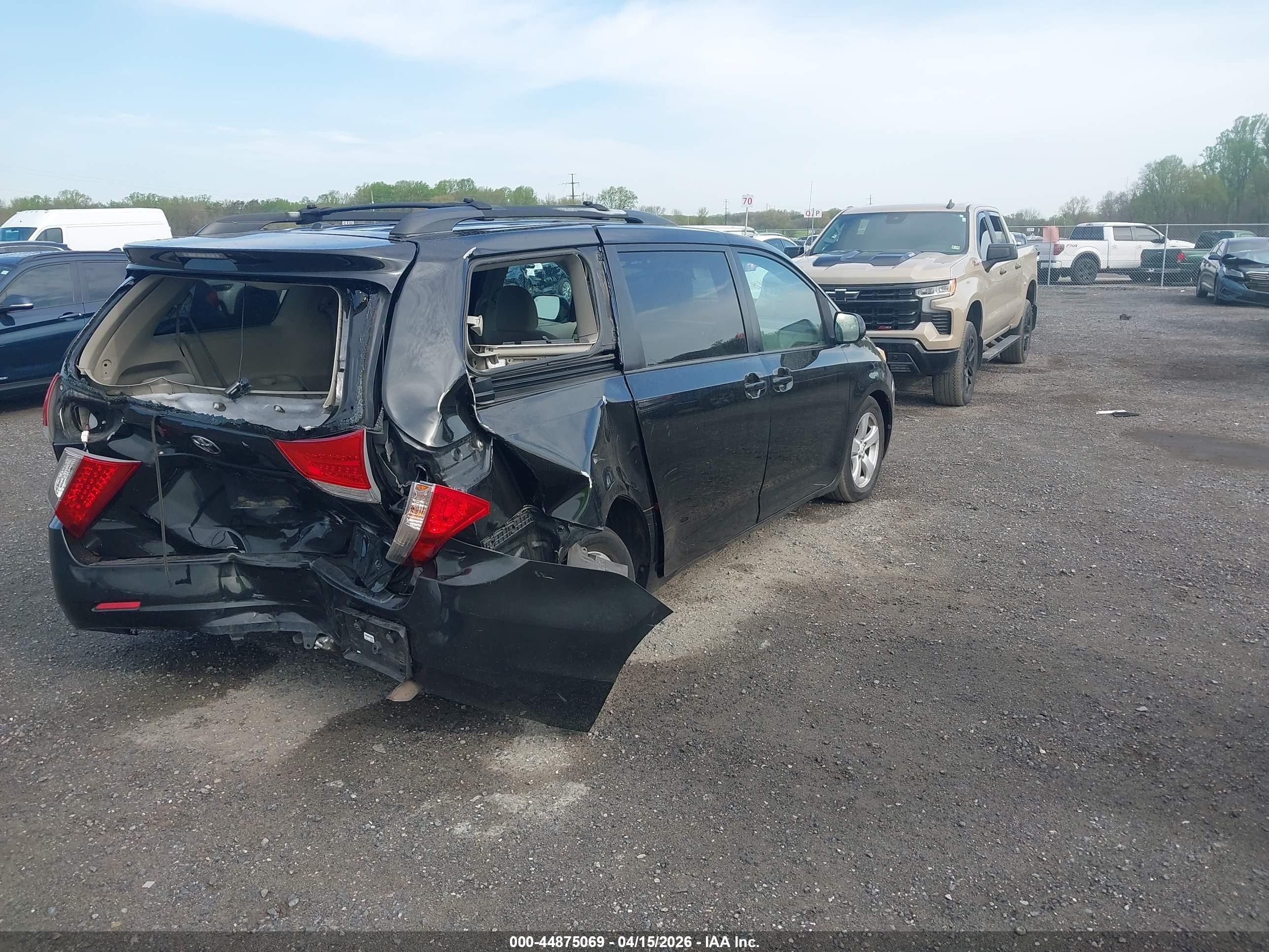 TOYOTA SIENNA image 4