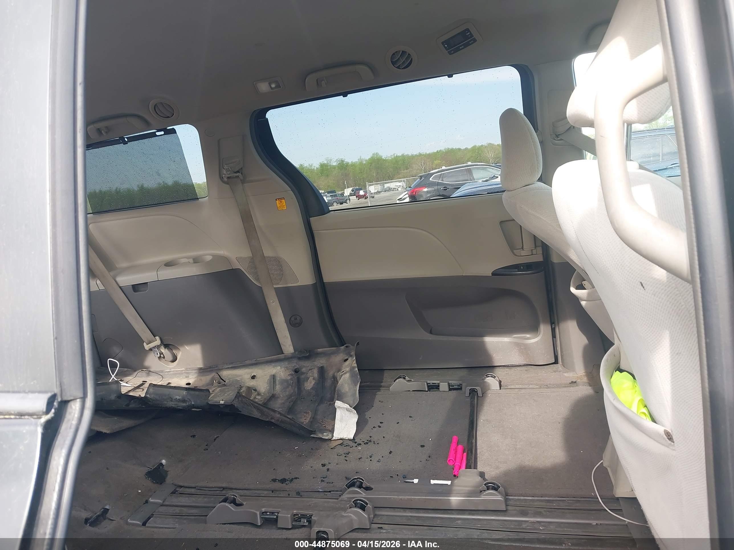 TOYOTA SIENNA image 8