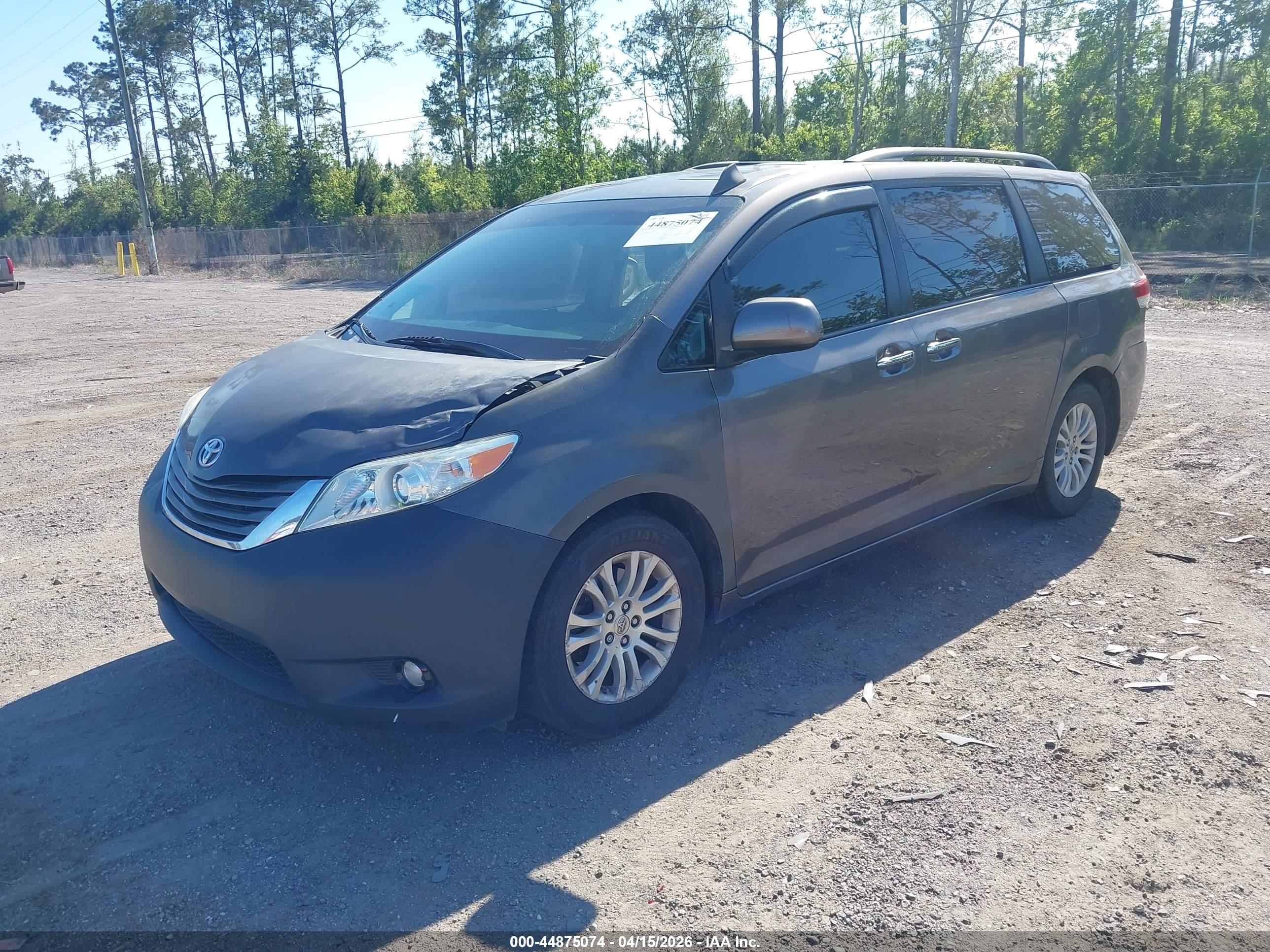 TOYOTA SIENNA image 2
