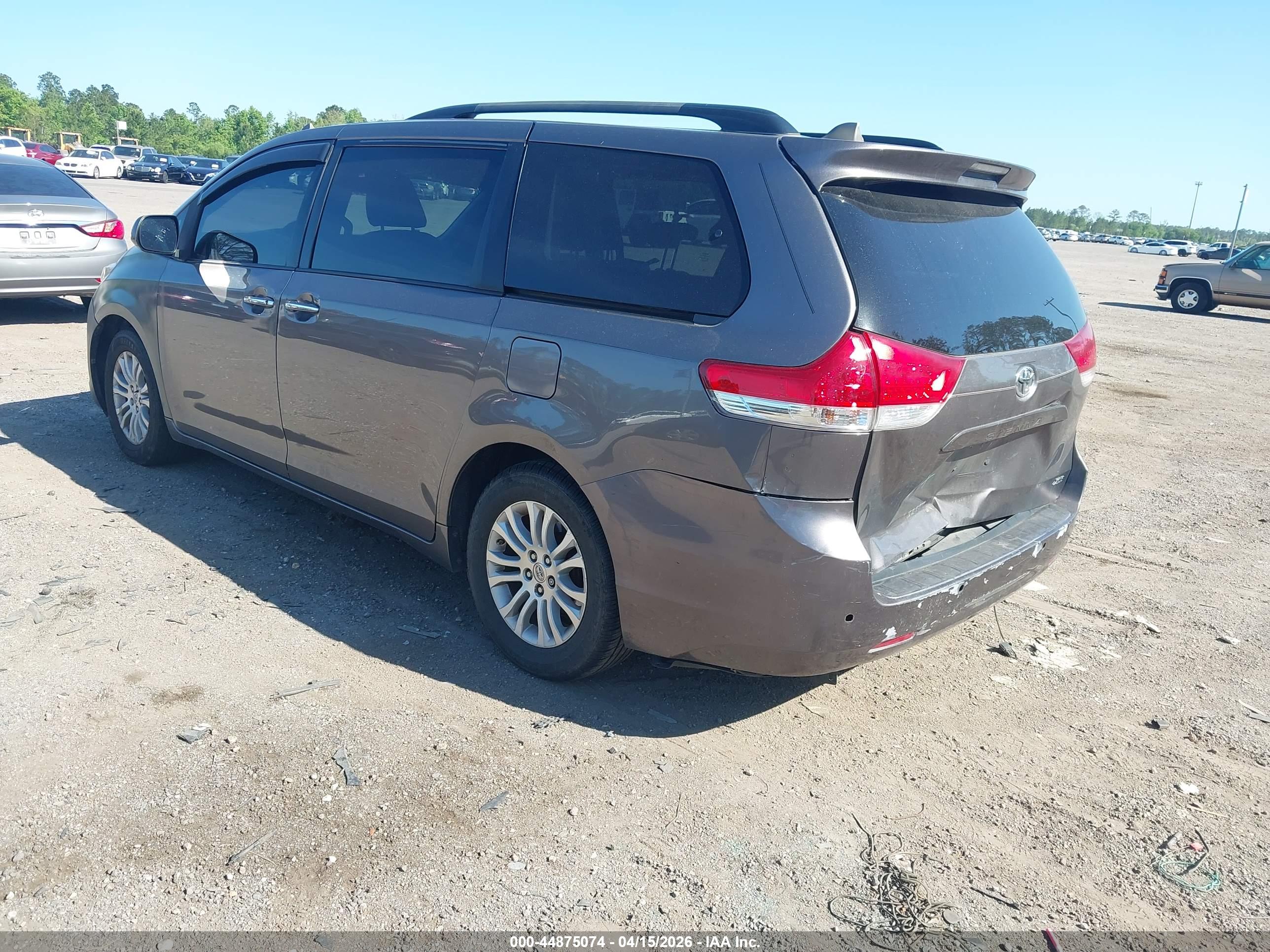 TOYOTA SIENNA image 3
