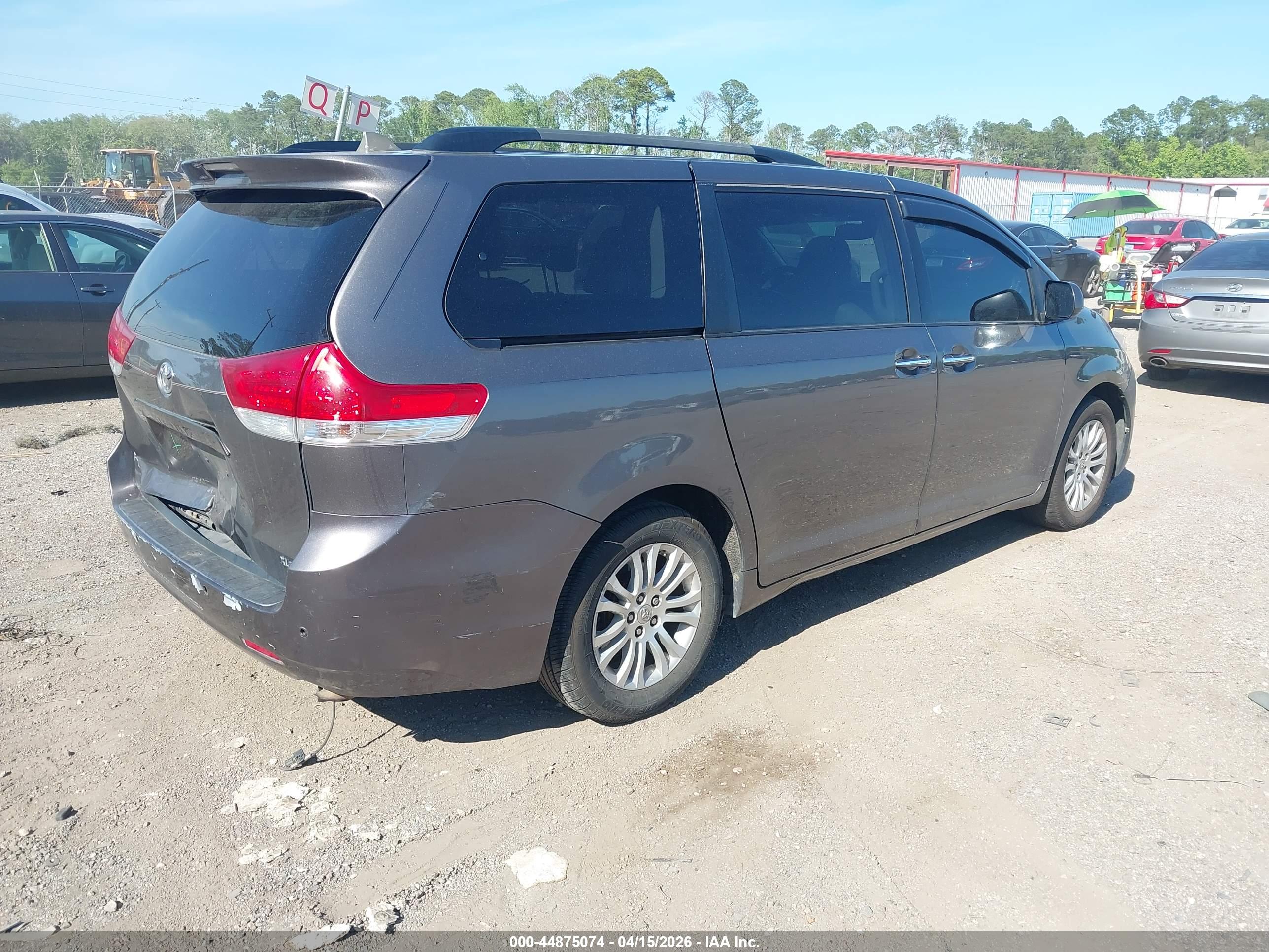 TOYOTA SIENNA image 4