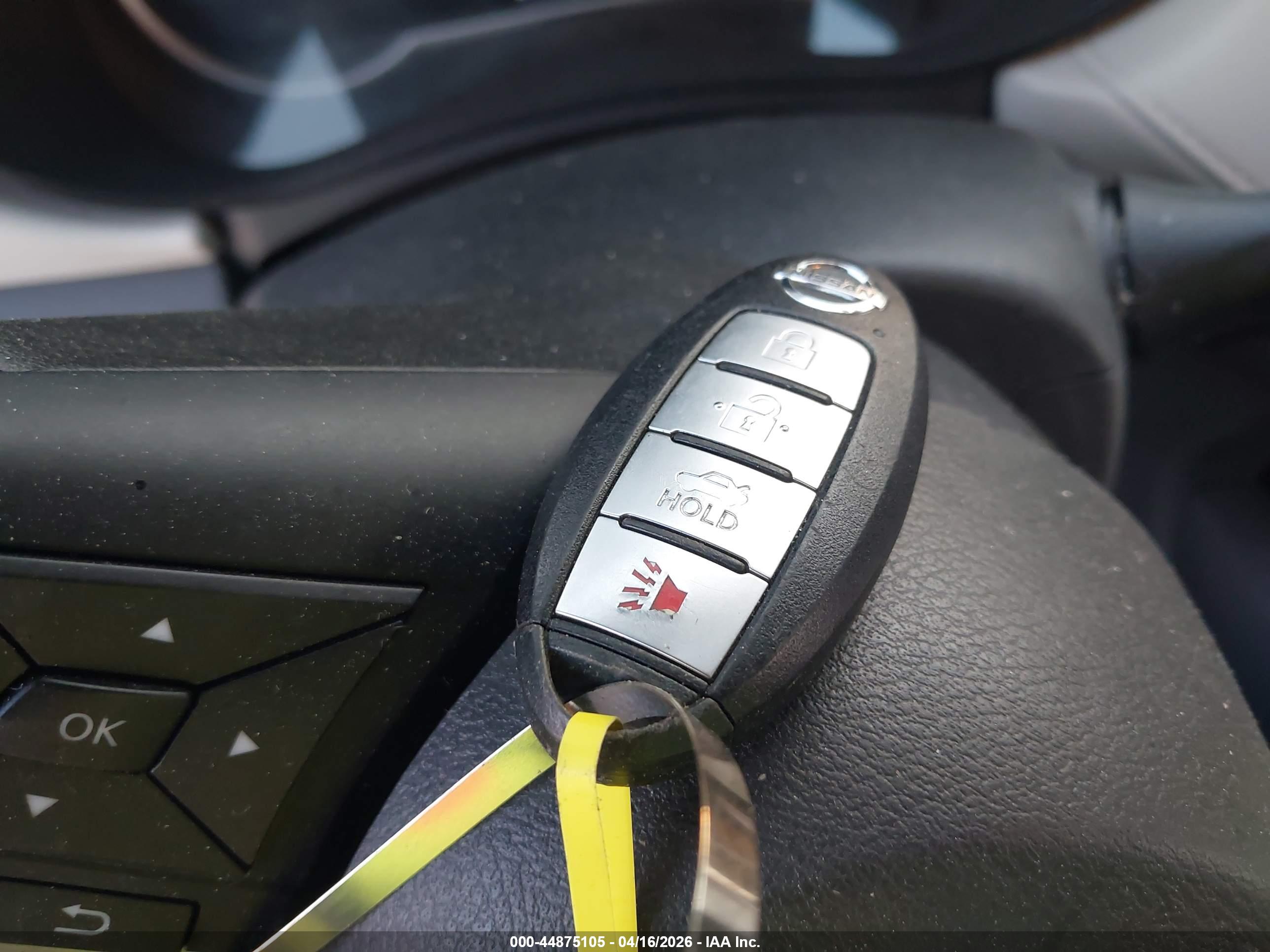 NISSAN VERSA image 11