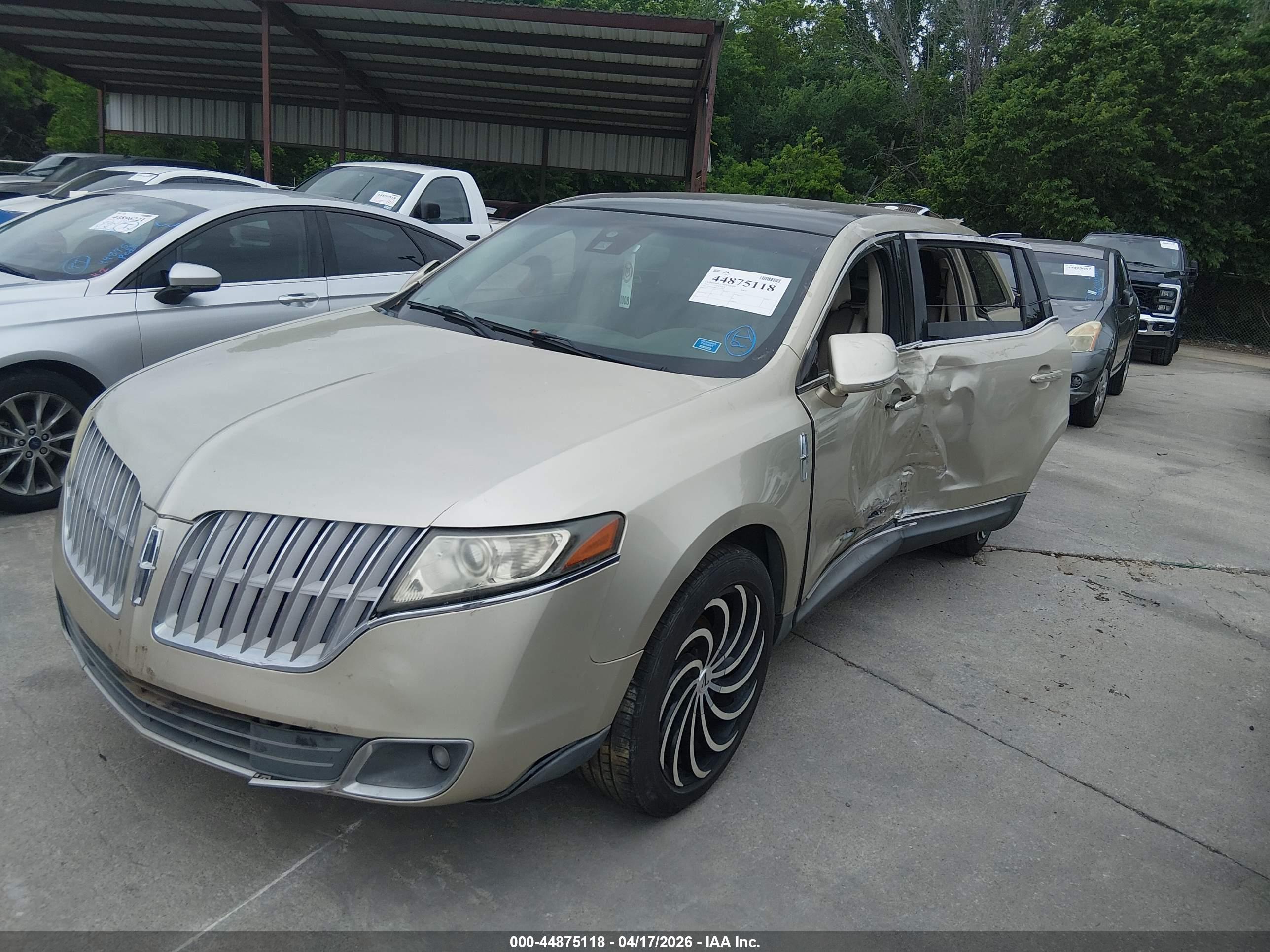 LINCOLN MKT image 2