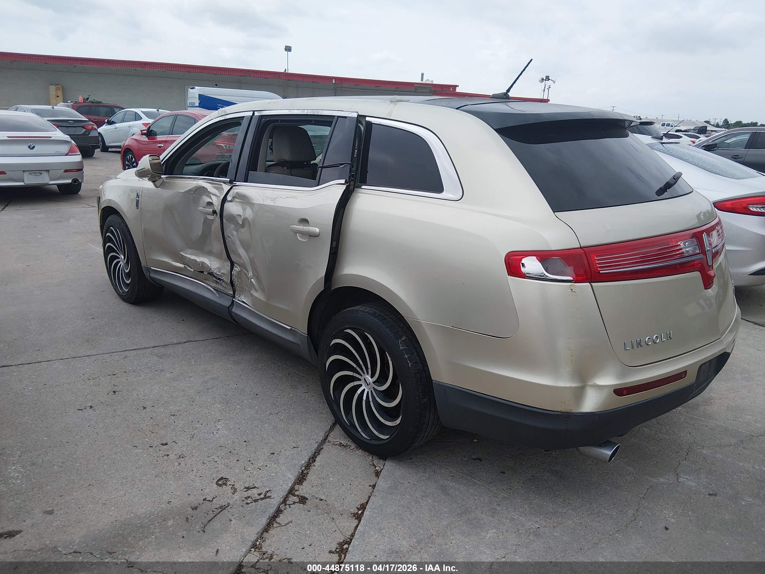 LINCOLN MKT image 3