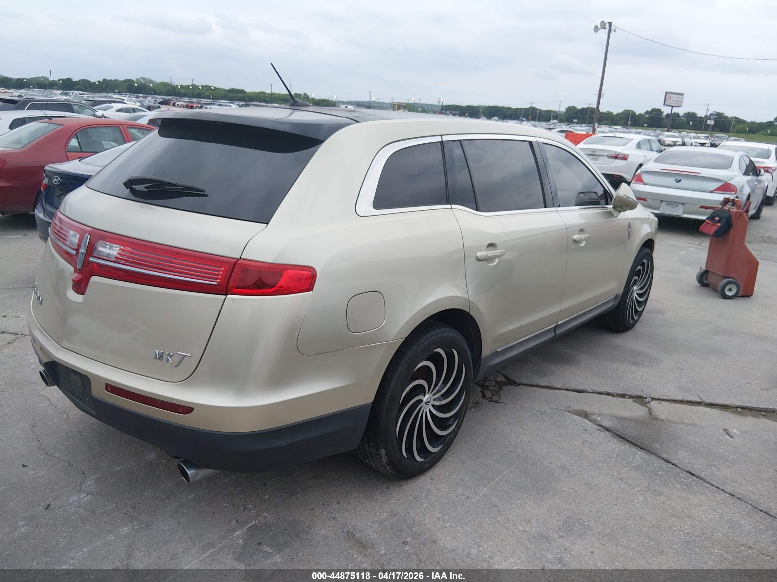LINCOLN MKT image 4