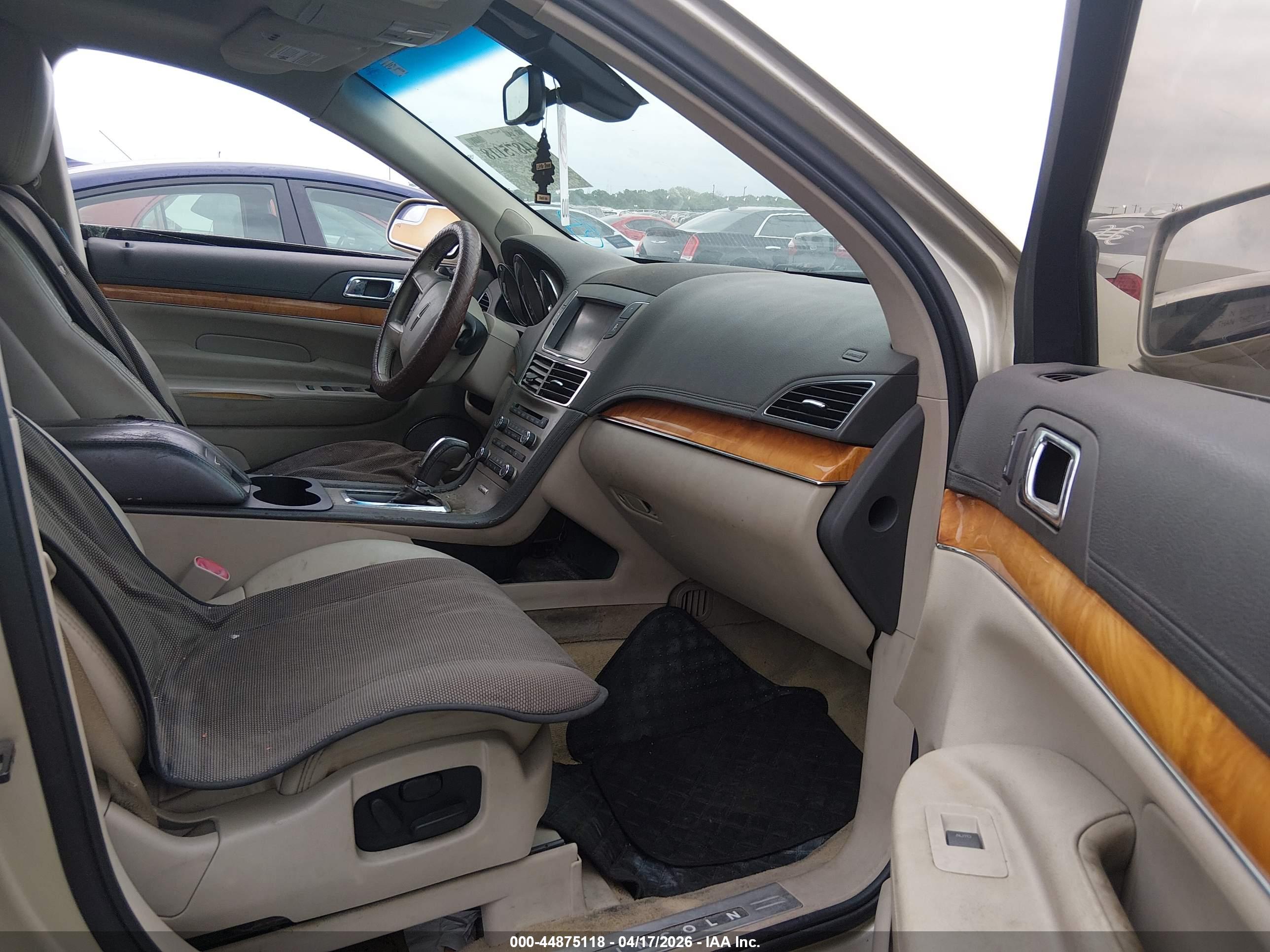 LINCOLN MKT image 5
