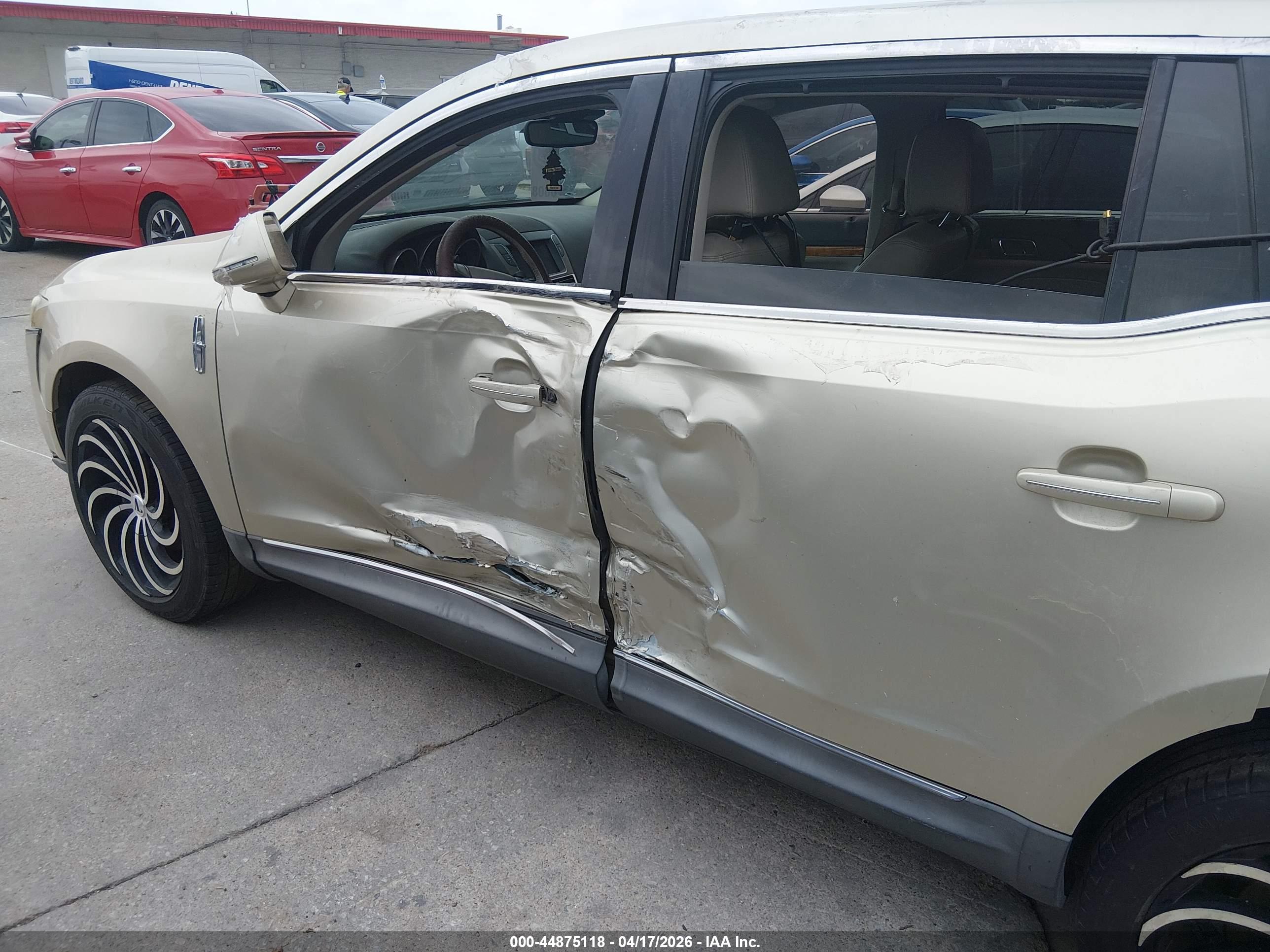 LINCOLN MKT image 6