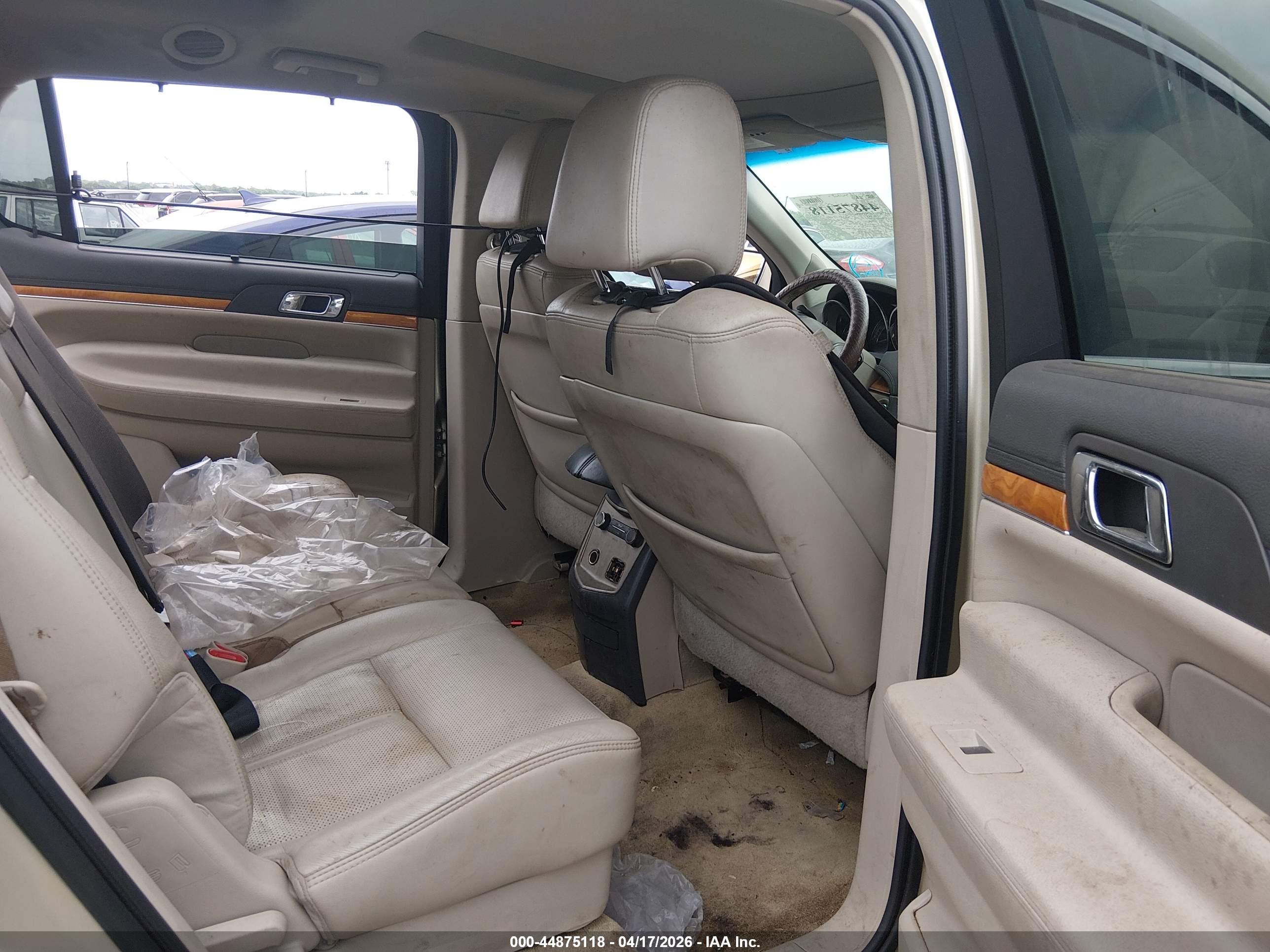 LINCOLN MKT image 8