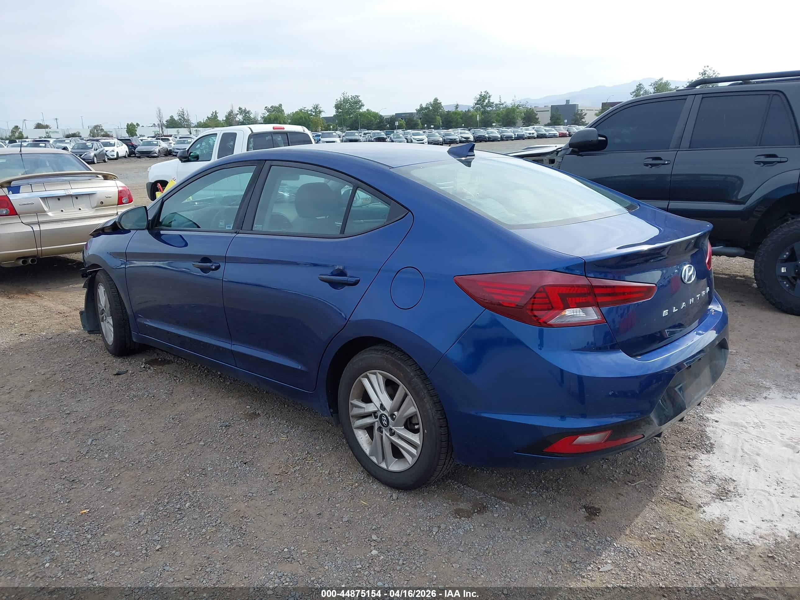 HYUNDAI ELANTRA image 3