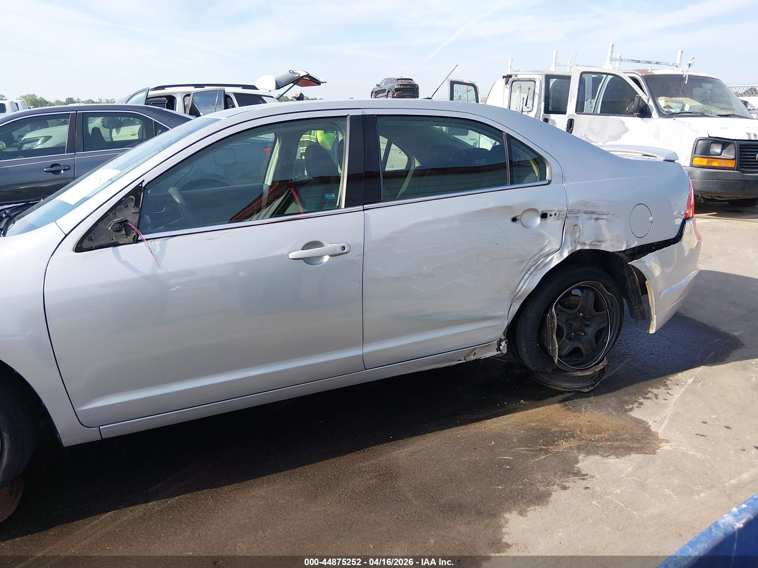 FORD FUSION image 6