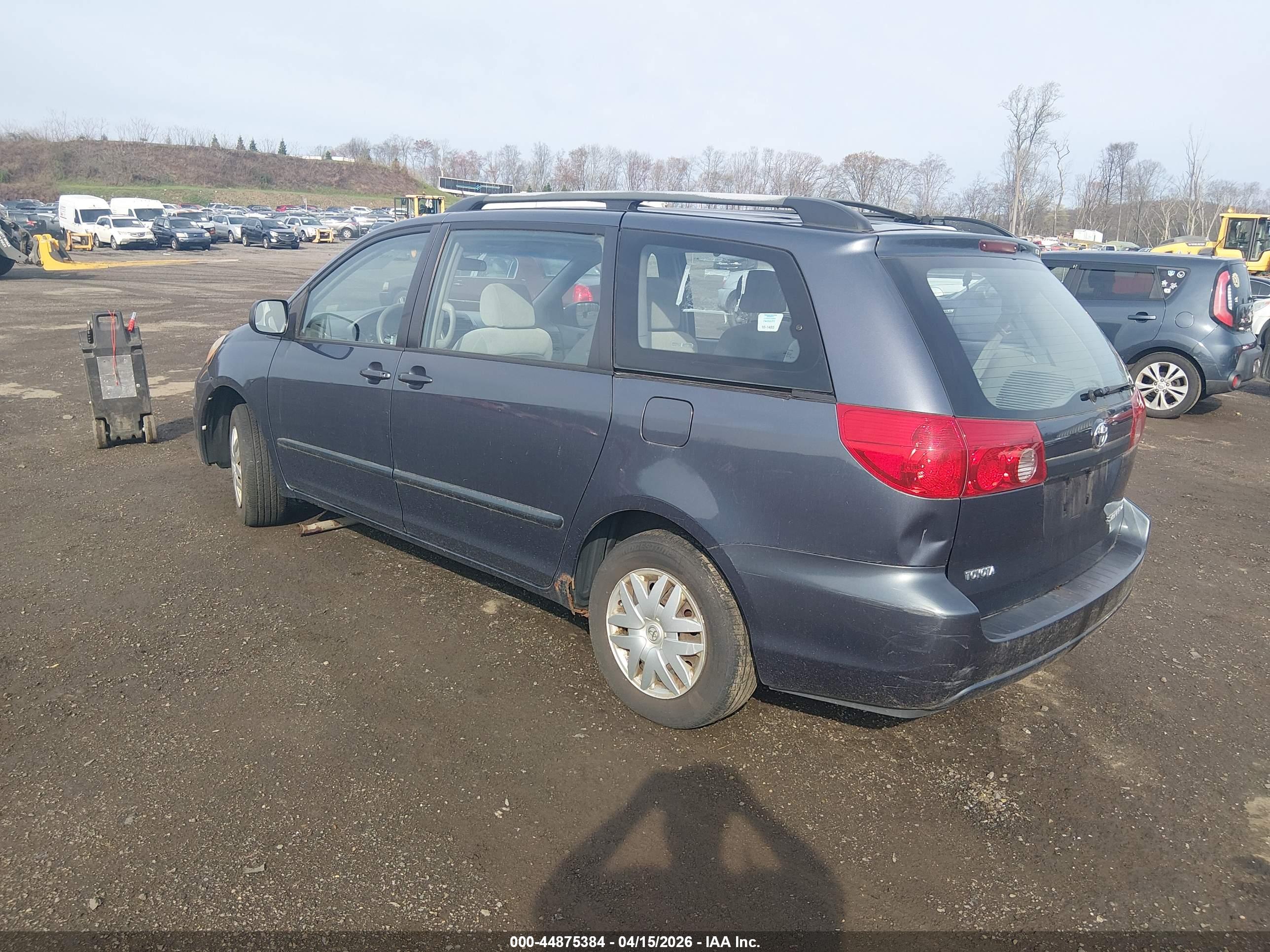 TOYOTA SIENNA image 3