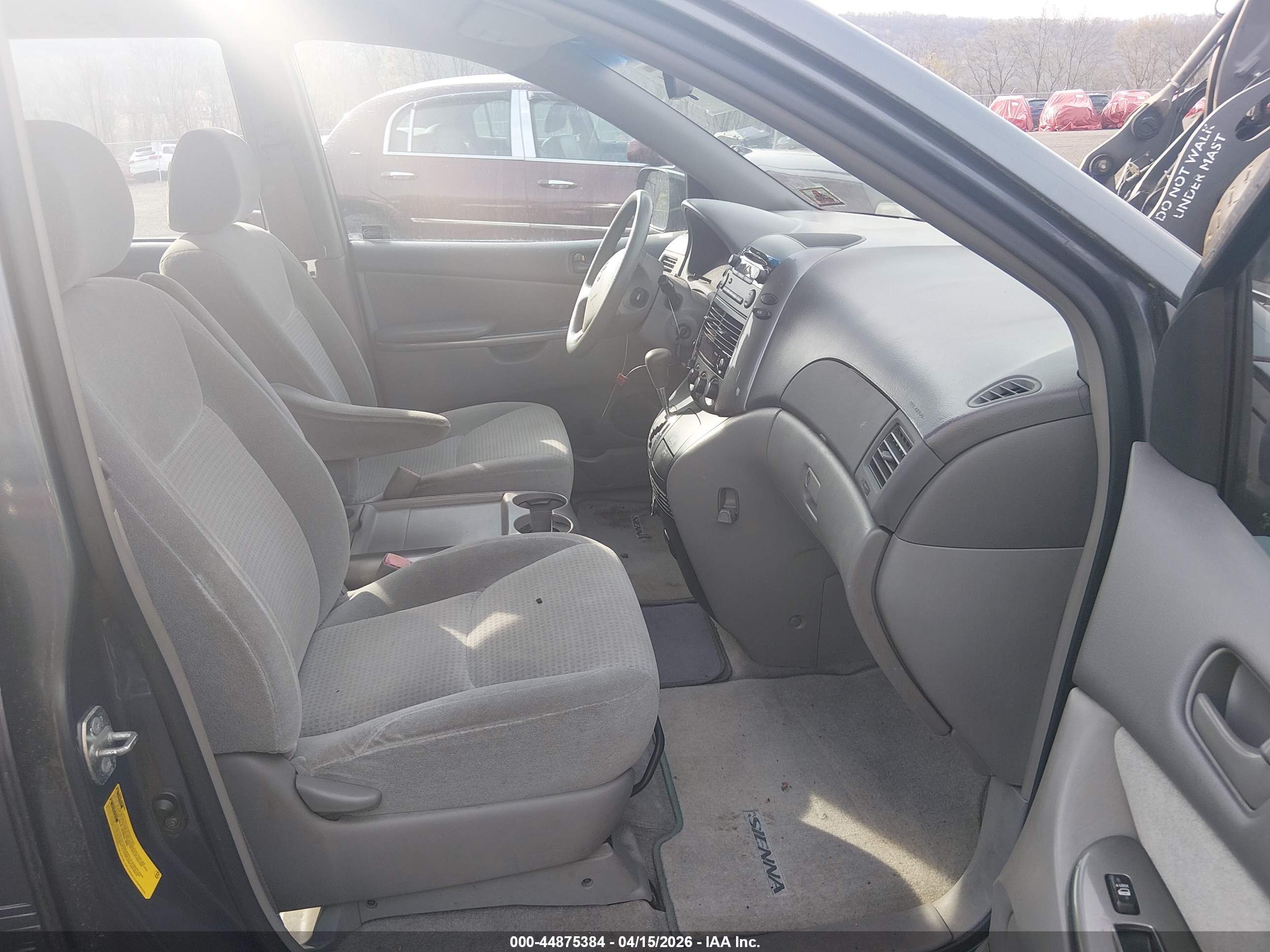 TOYOTA SIENNA image 5
