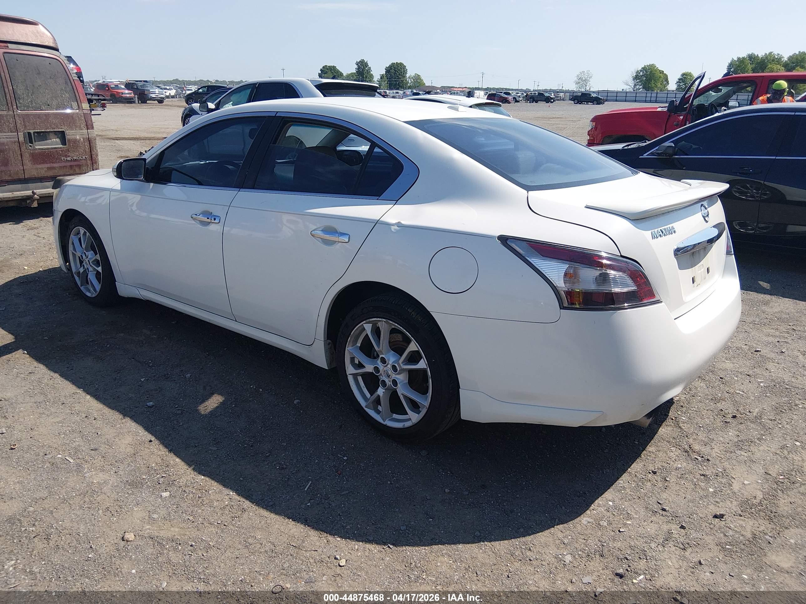 NISSAN MAXIMA image 3