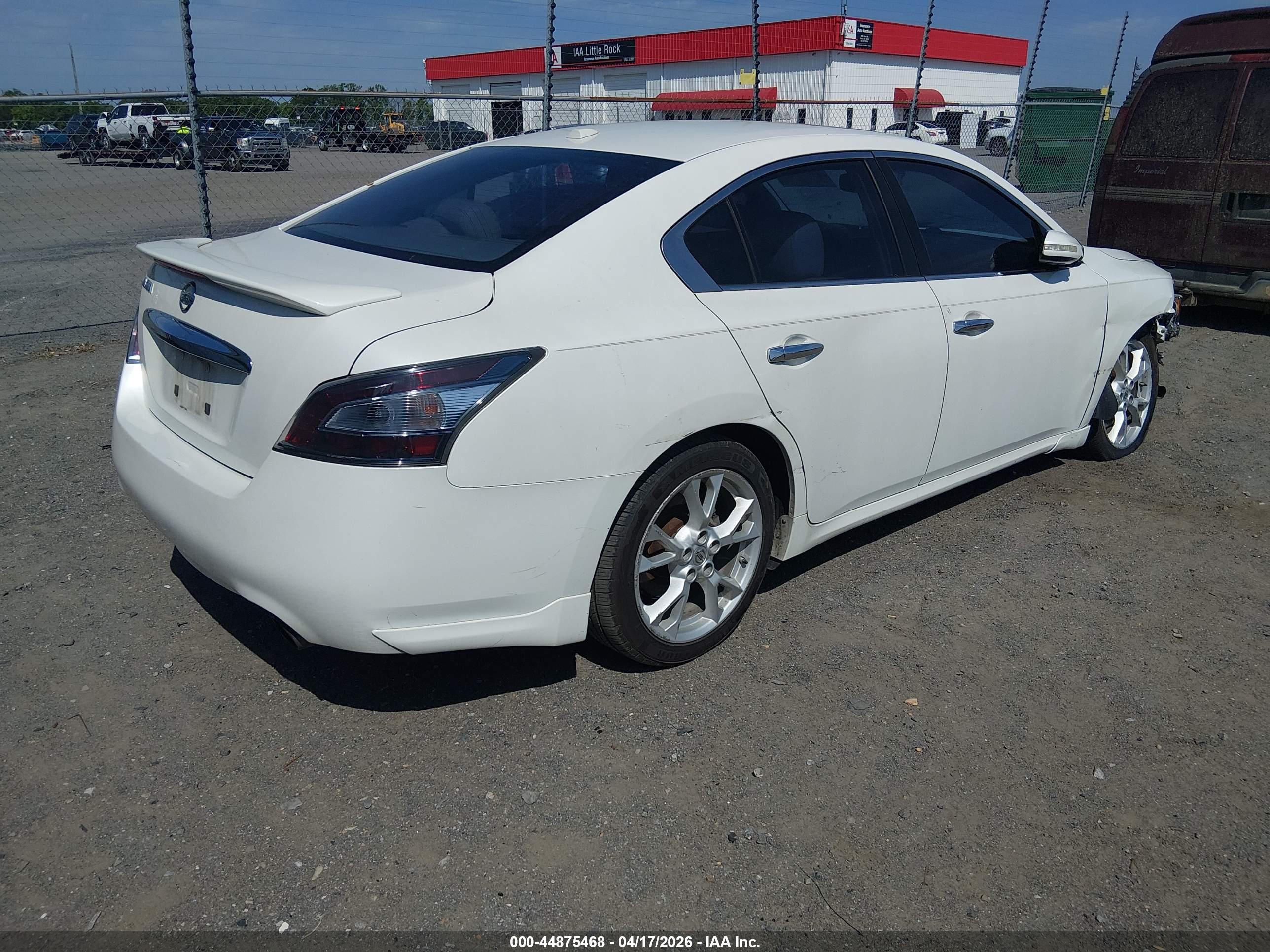 NISSAN MAXIMA image 4