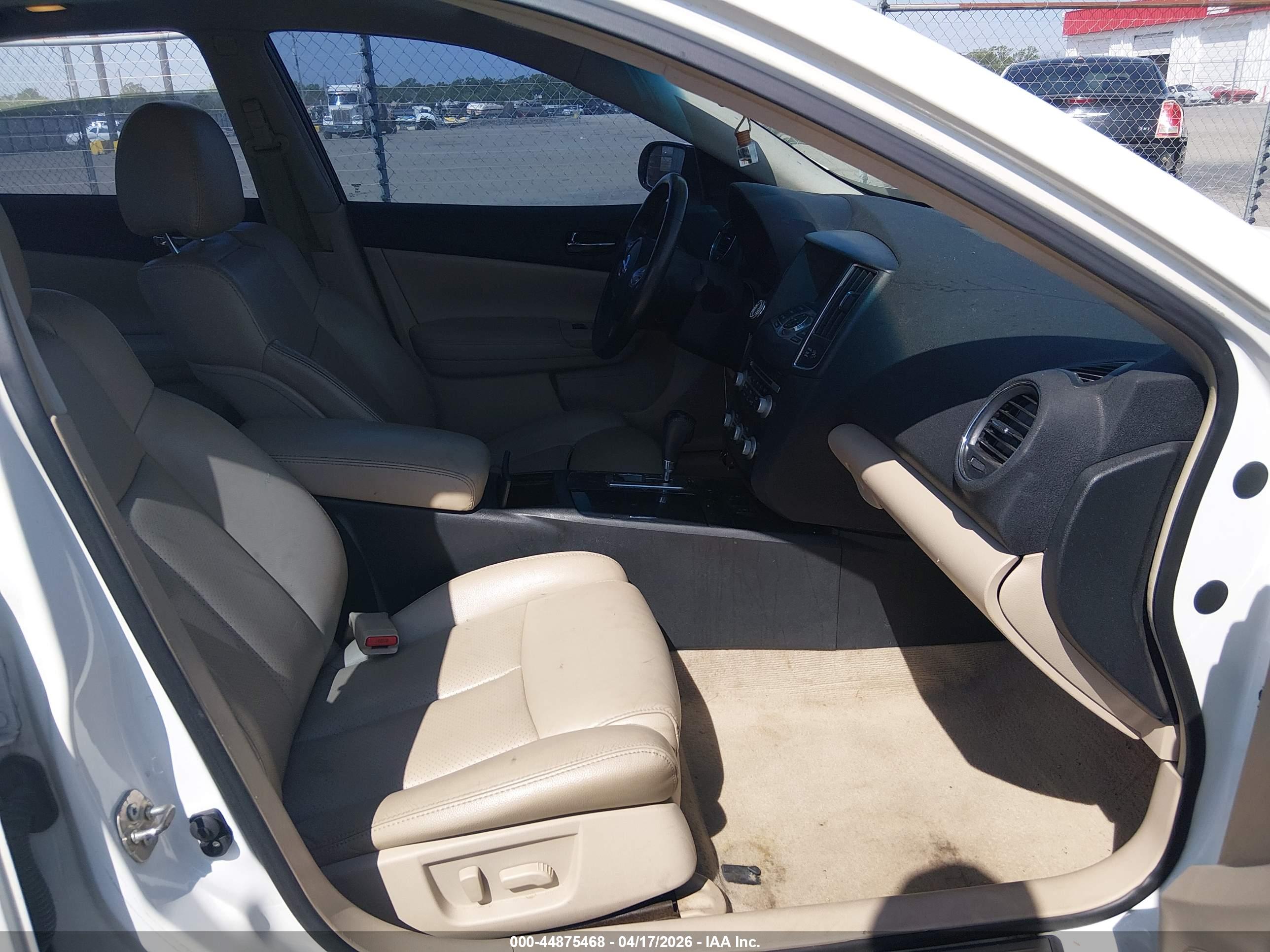 NISSAN MAXIMA image 5