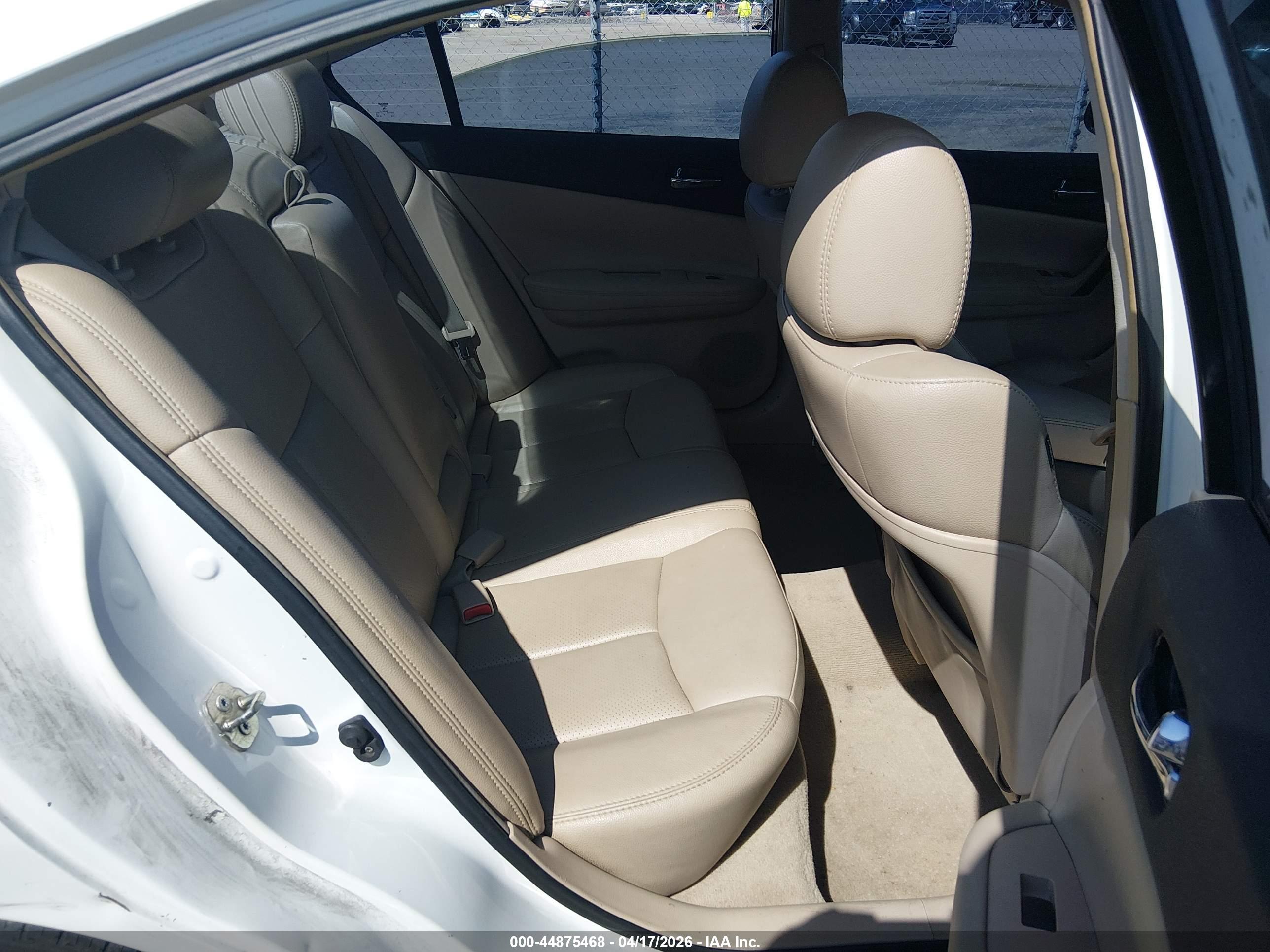 NISSAN MAXIMA image 8