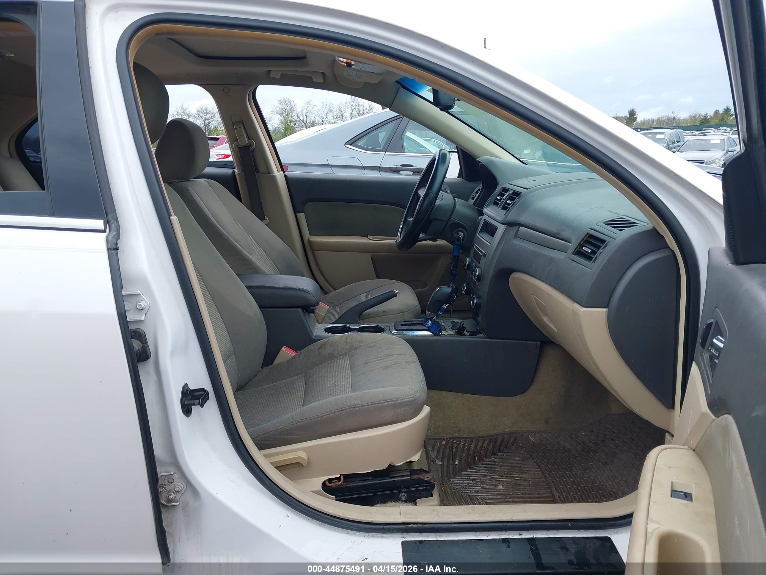 FORD FUSION image 5